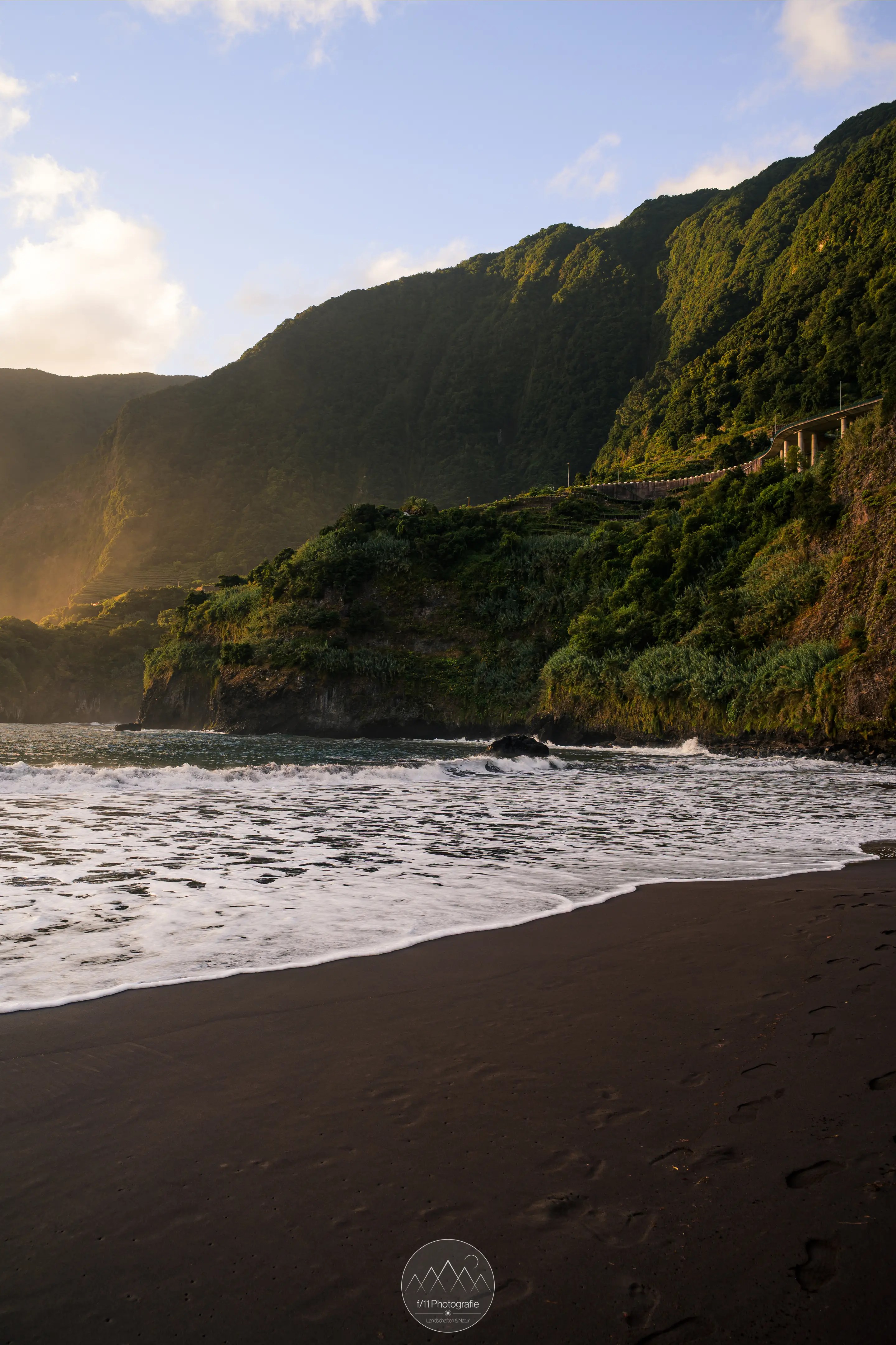 Die Küste Madeira im Licht der goldenen Stunde am Morgen