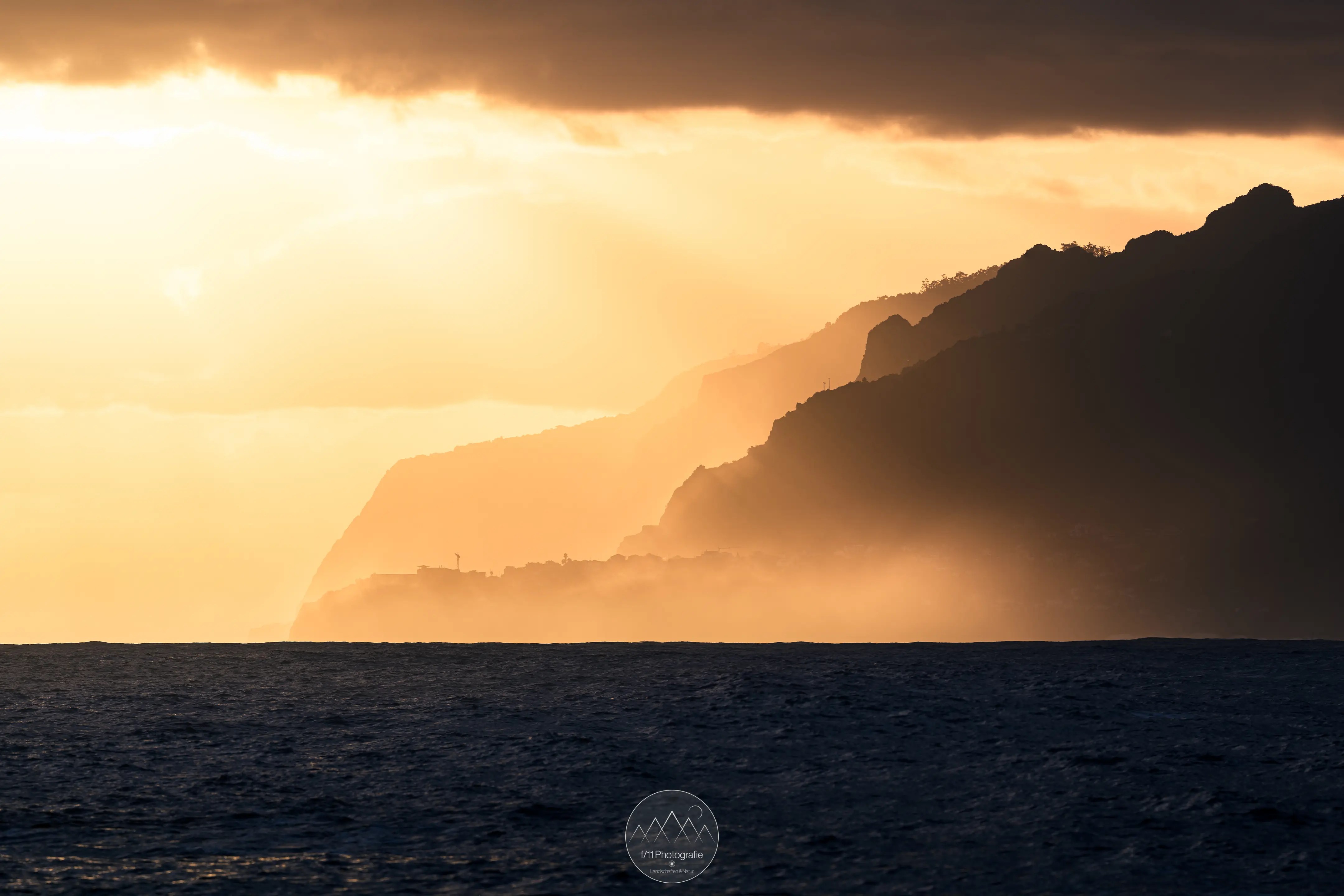 Die Küste Madeira im Licht der goldenen Stunde am Morgen