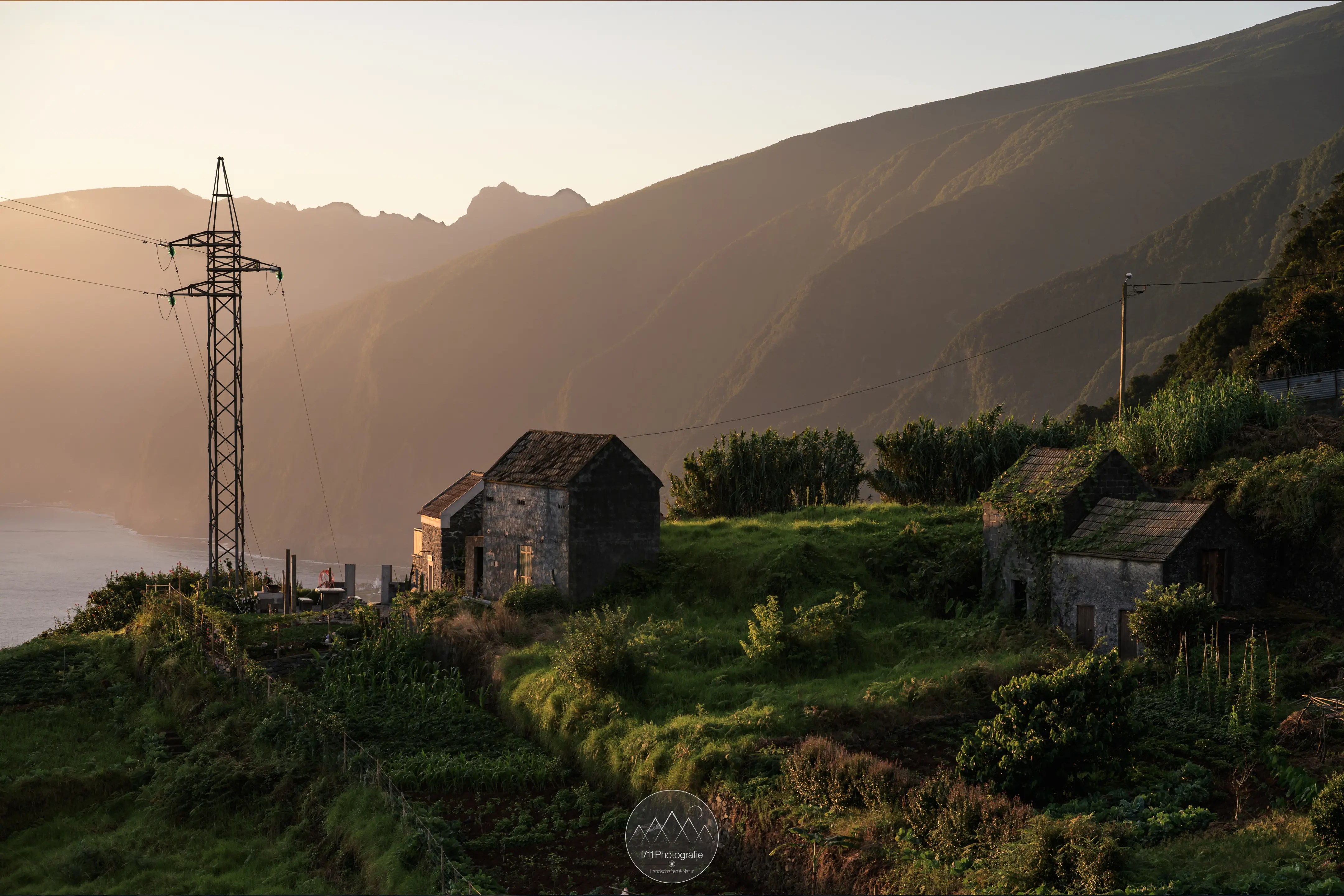 Terrassengärten mit einem kleinen Steinhaus im Morgenlicht auf Madeira