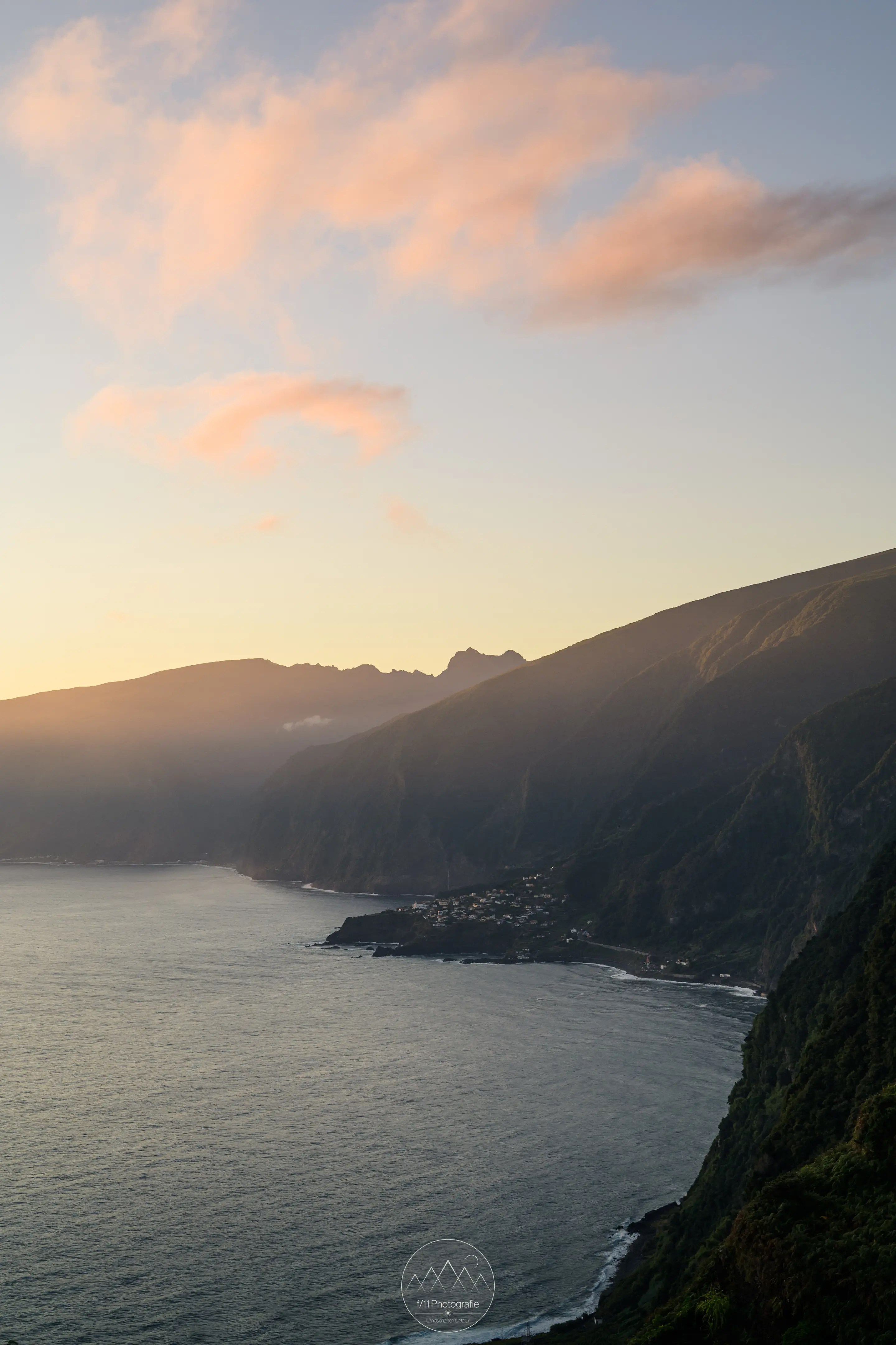 Die Küste Madeiras im Morgenlicht mit dem Ort Seixal