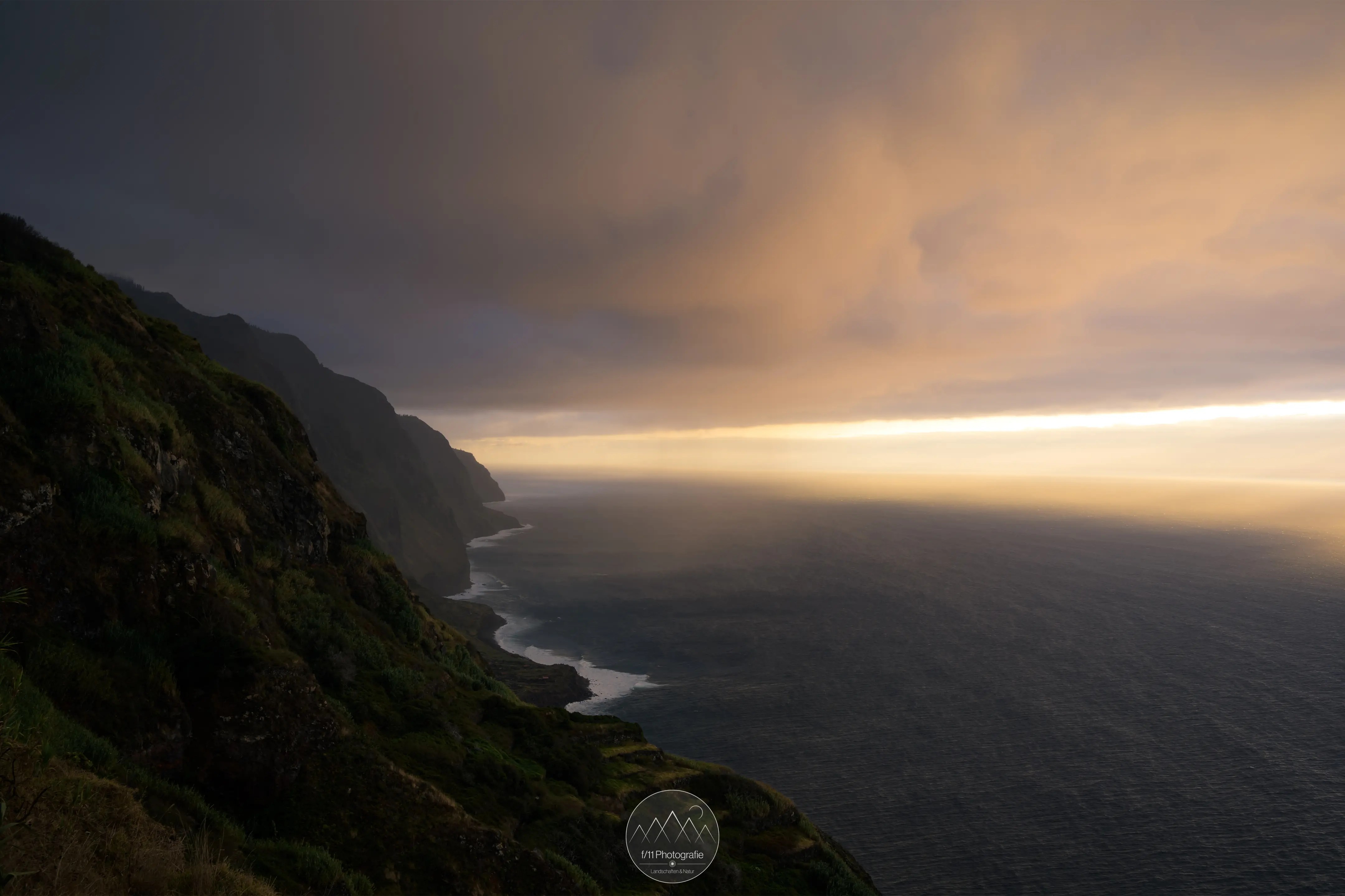 Dramatische Stimmung an der Westküste Madeiras. Licht scheint durch eine Wolkenlücke.