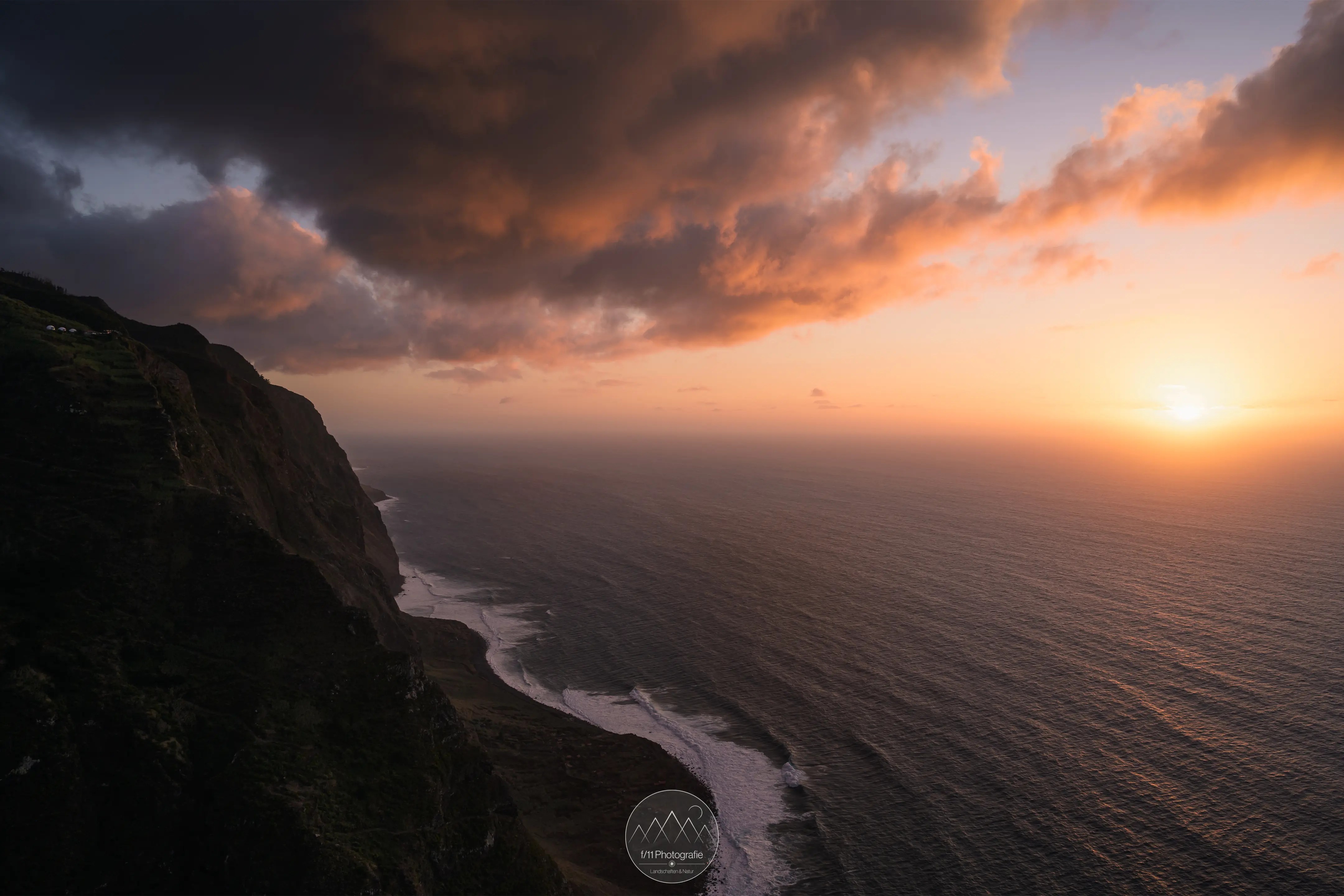 Sonnenuntergang an der Westküste Madeira mit steilen Klippen.