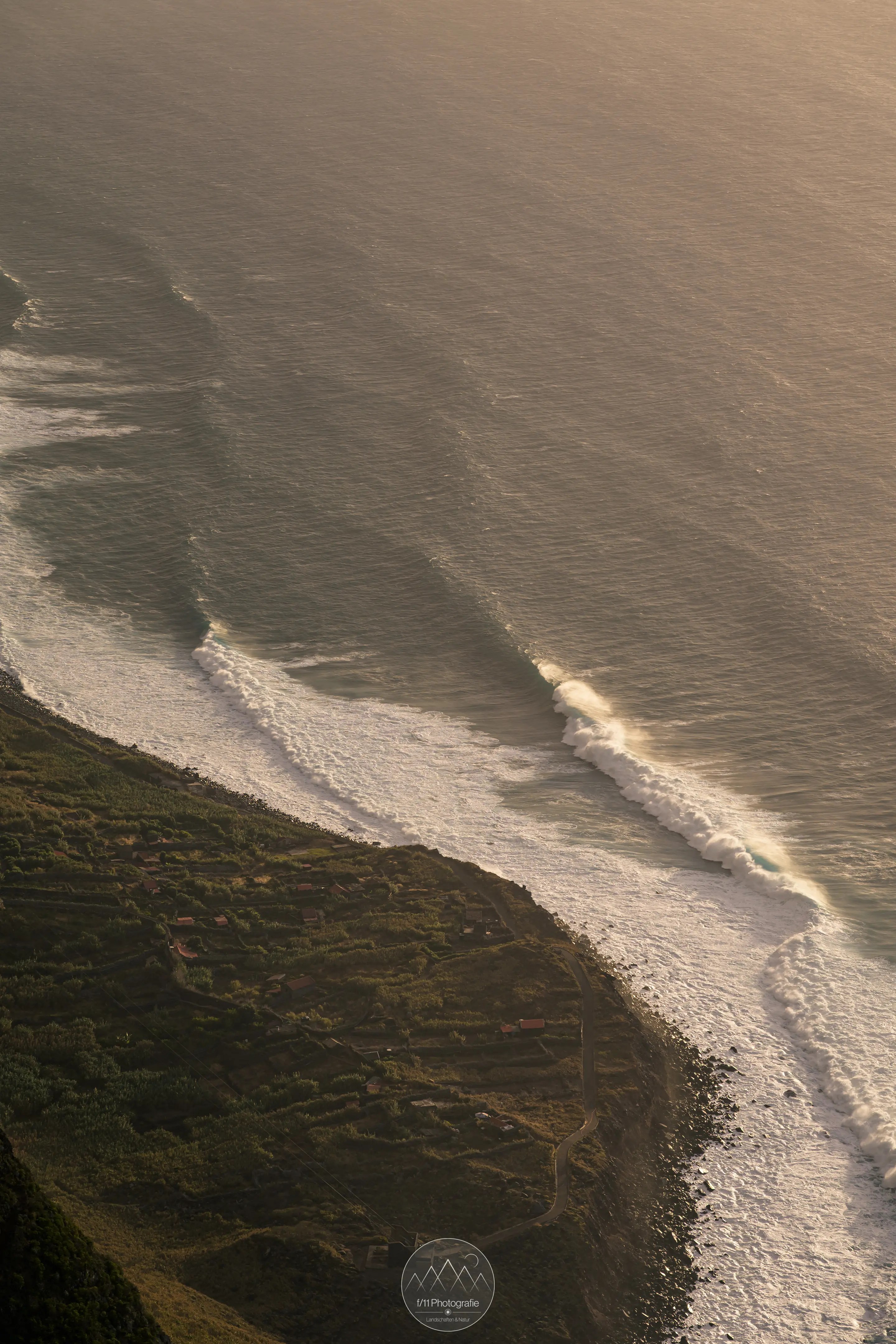 Blick auf einen kleinen Ort an der Westküste Madeira.s