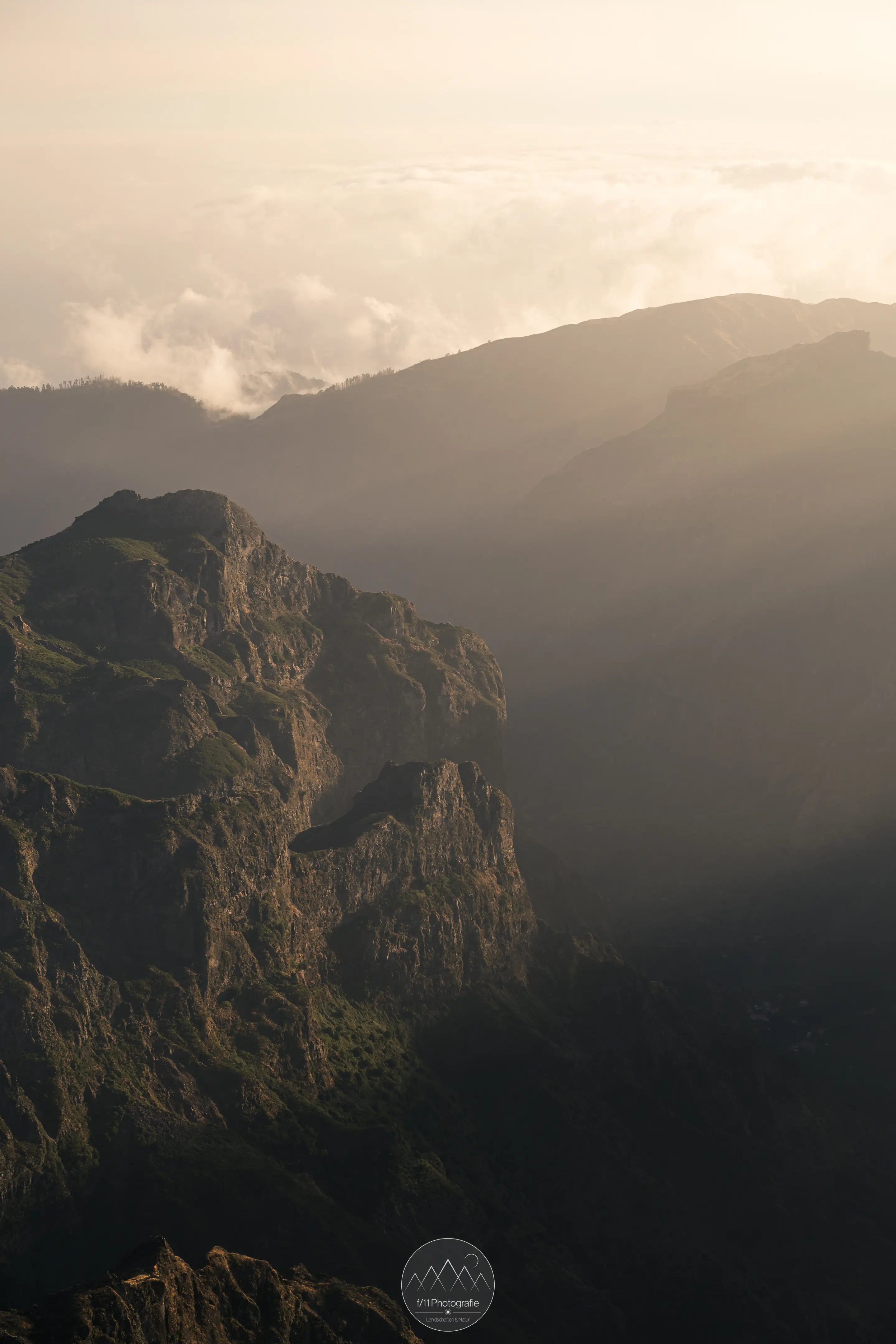 Die Gebirgslandschaft Madeira im sanften Abendlicht.