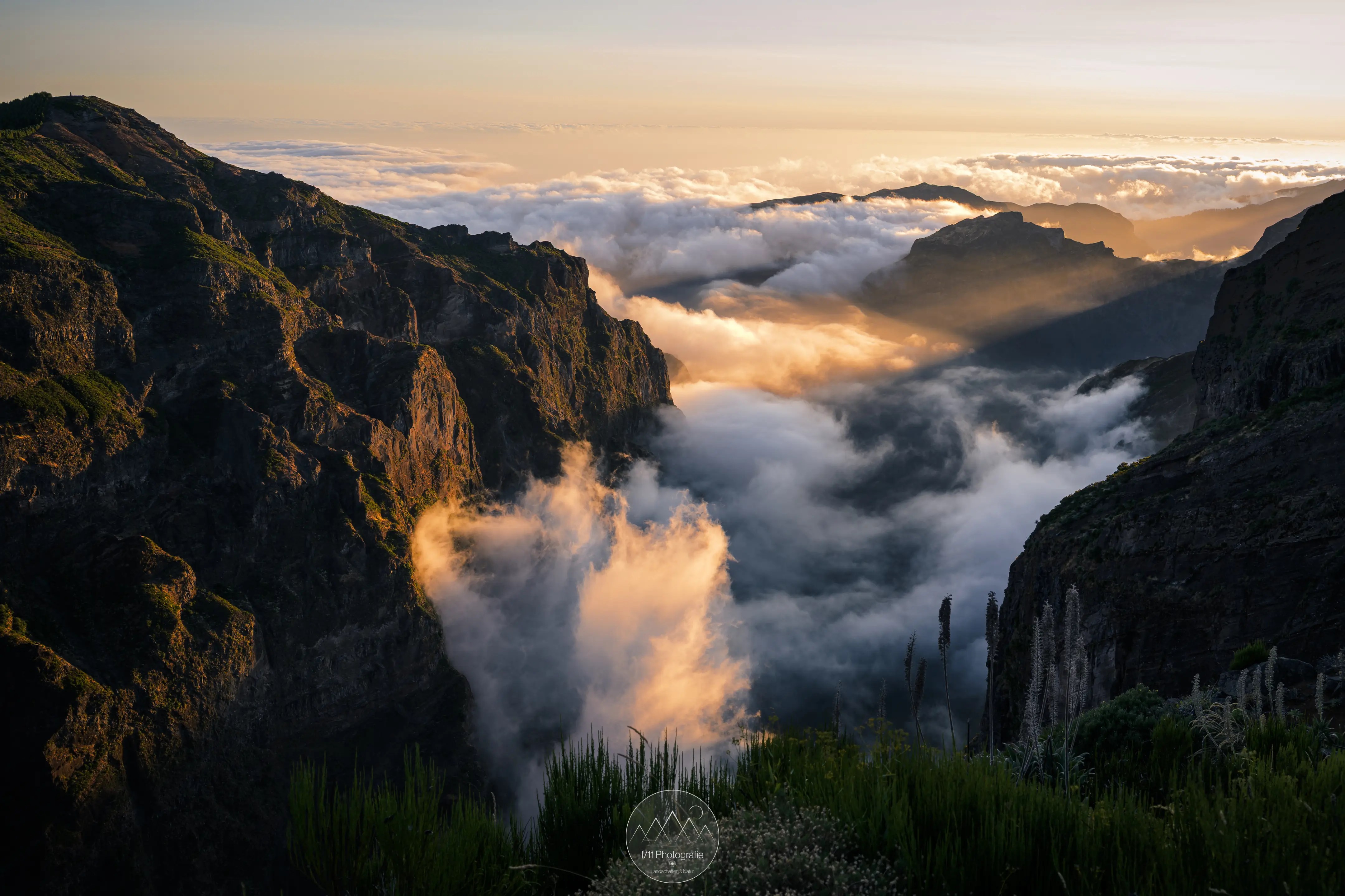 Sonnenuntergang am Pico de Arieiro. Durch die Täler zieht leichter Nebel