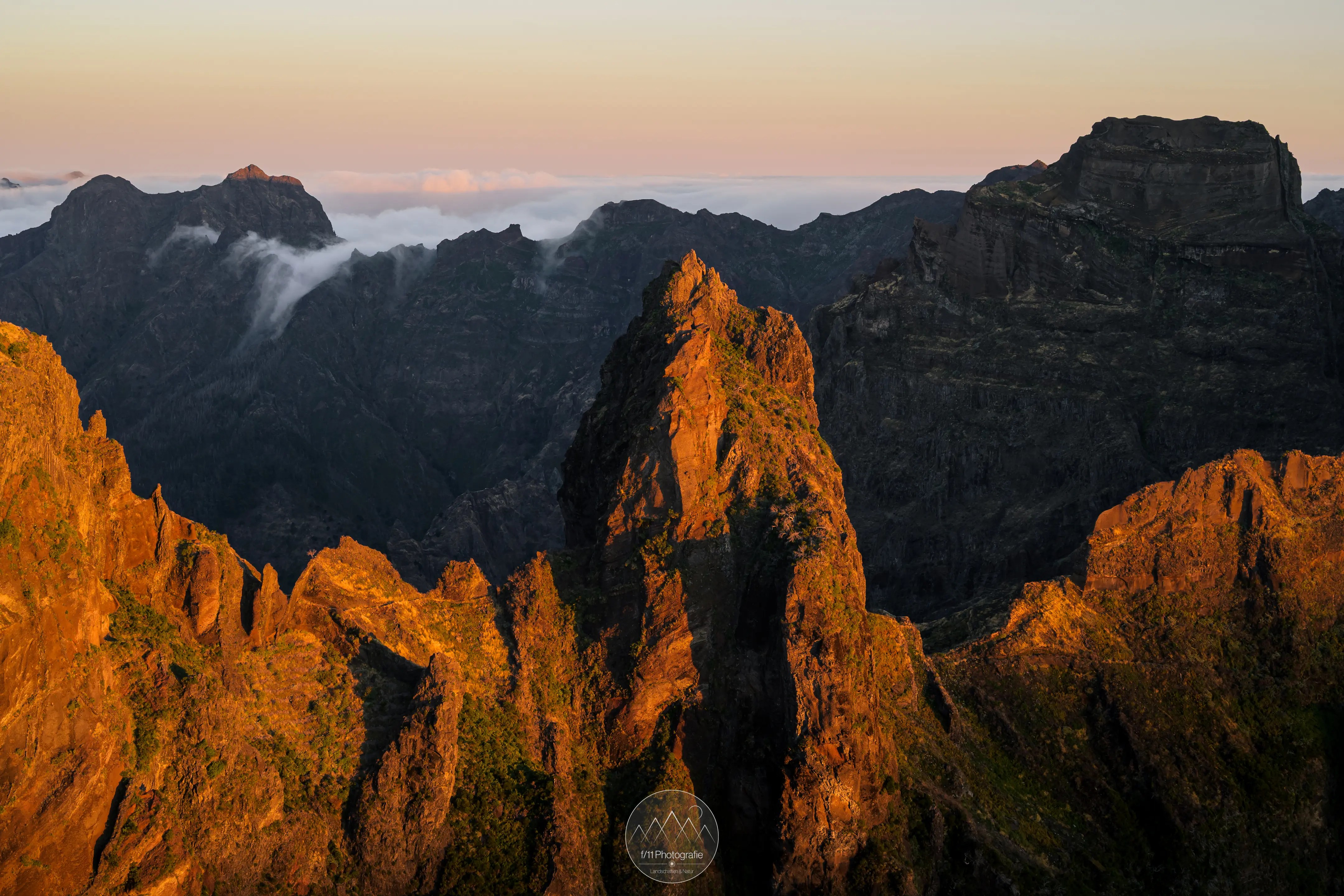 Orange leuchtende Gesteinsformationen im Gebirge von Madeira