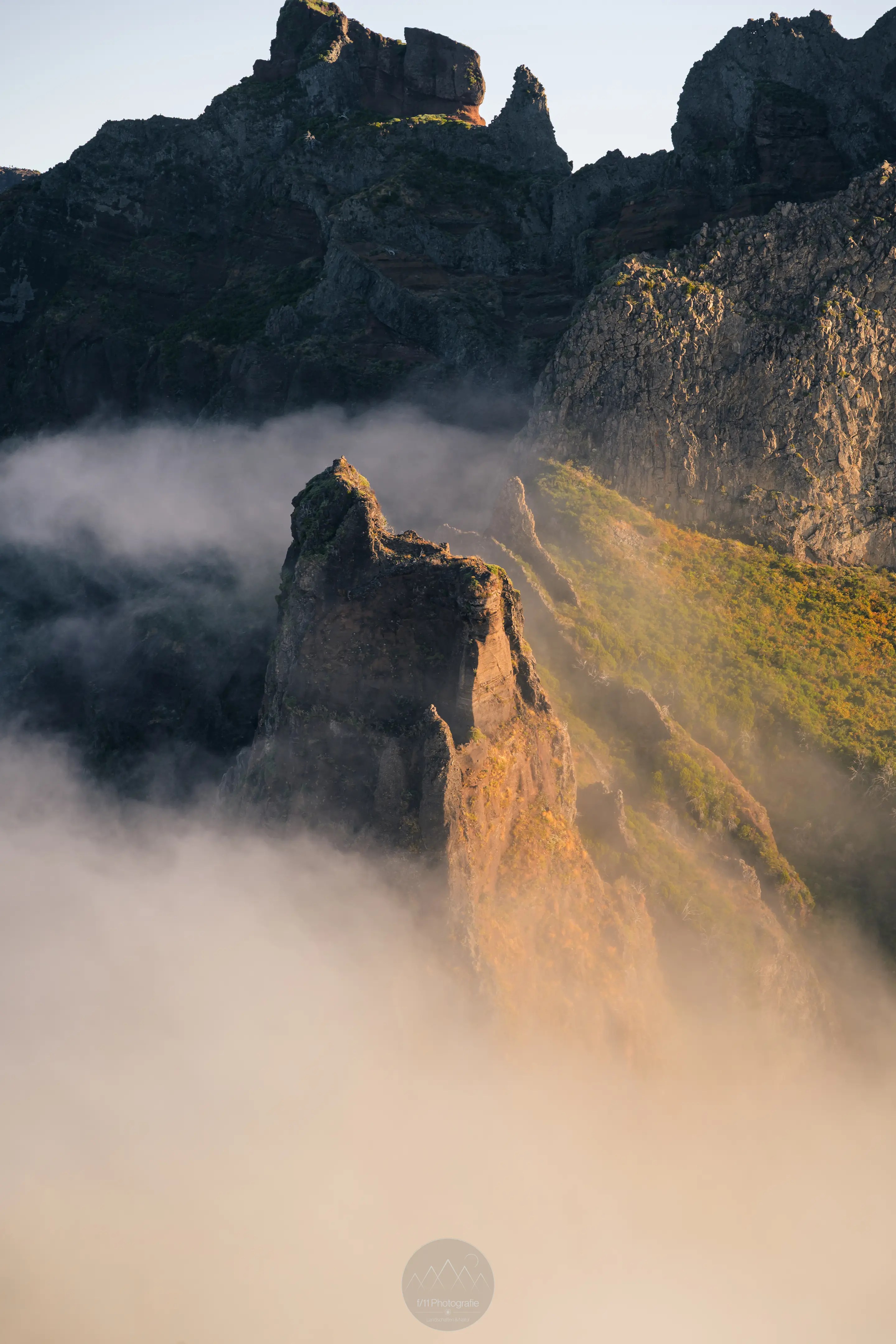 Morgenlicht in der Gegend rund um Pico do Arieiro. Nebel zieht über die Landschaft.