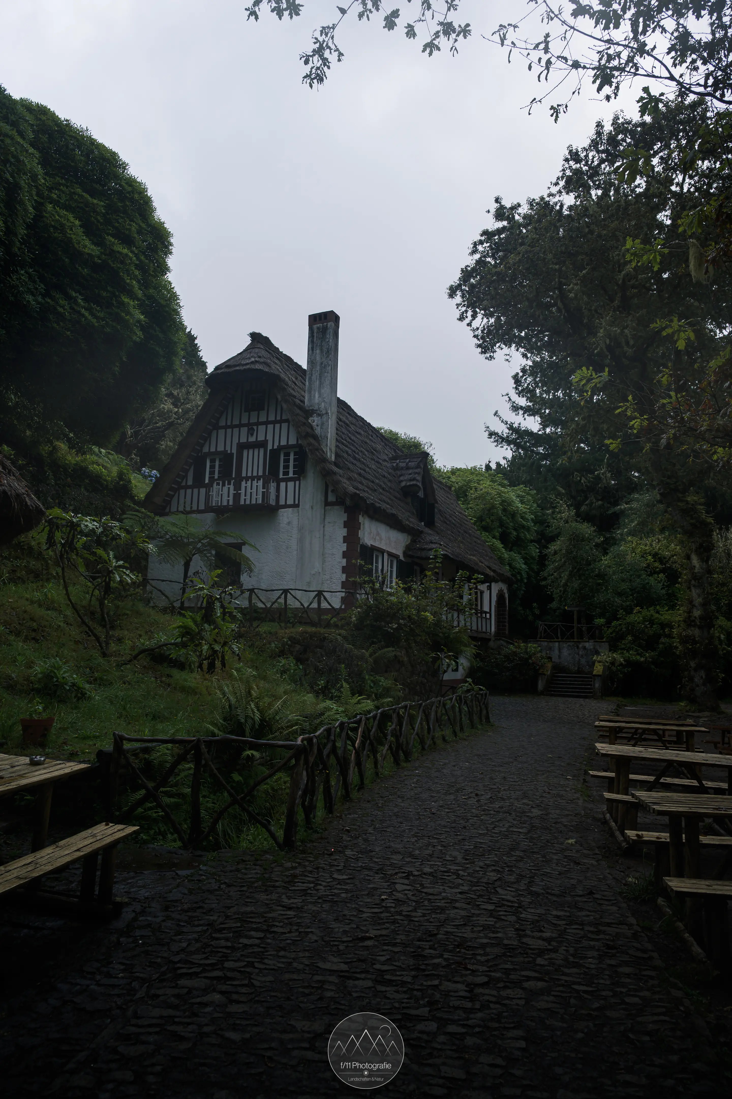 Das Forsthaus mit Strohdach am Start der Wanderung entlang der  Levada do Caldeirao.