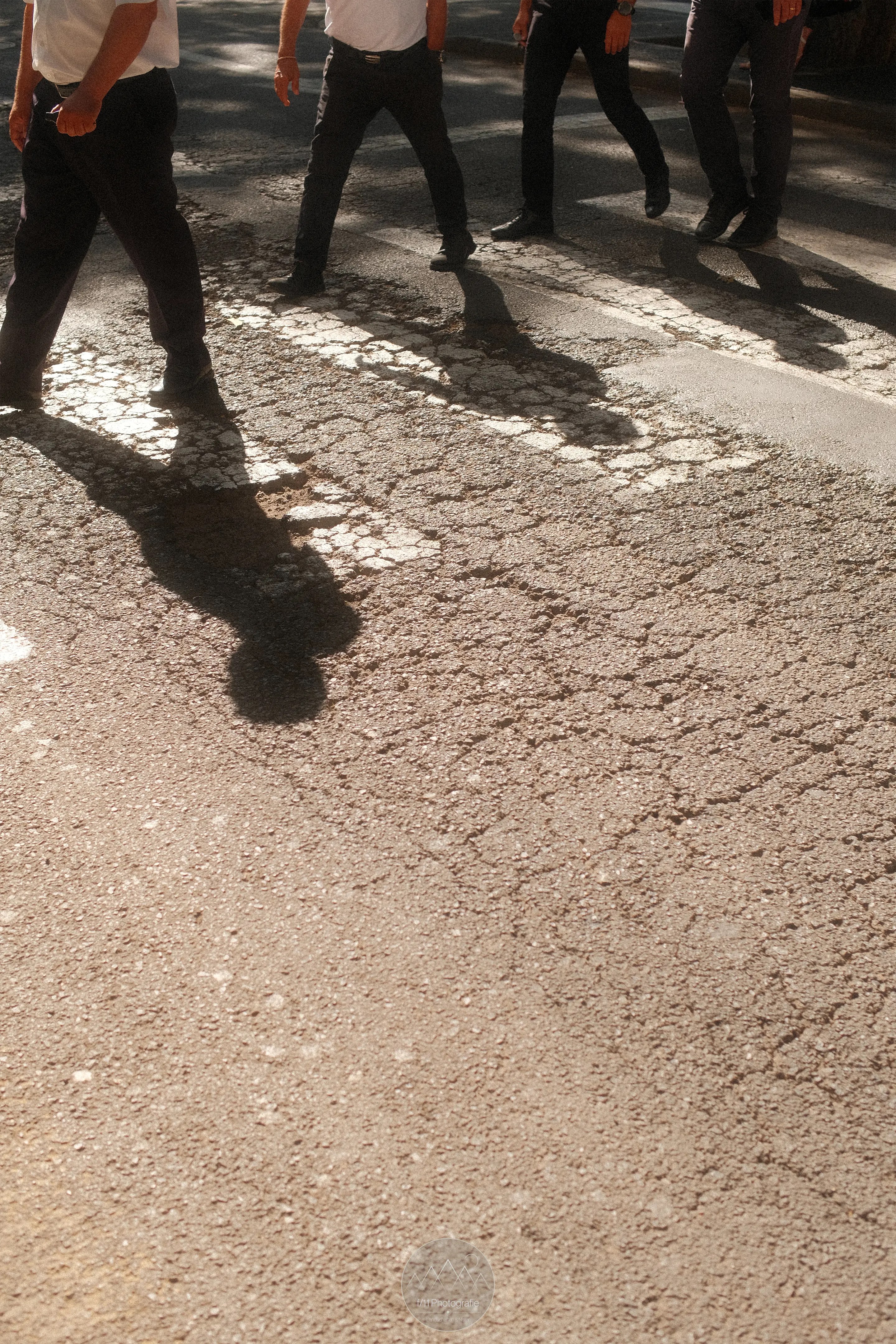 Männer passieren eine Straße üben eine Zebrastreifen.