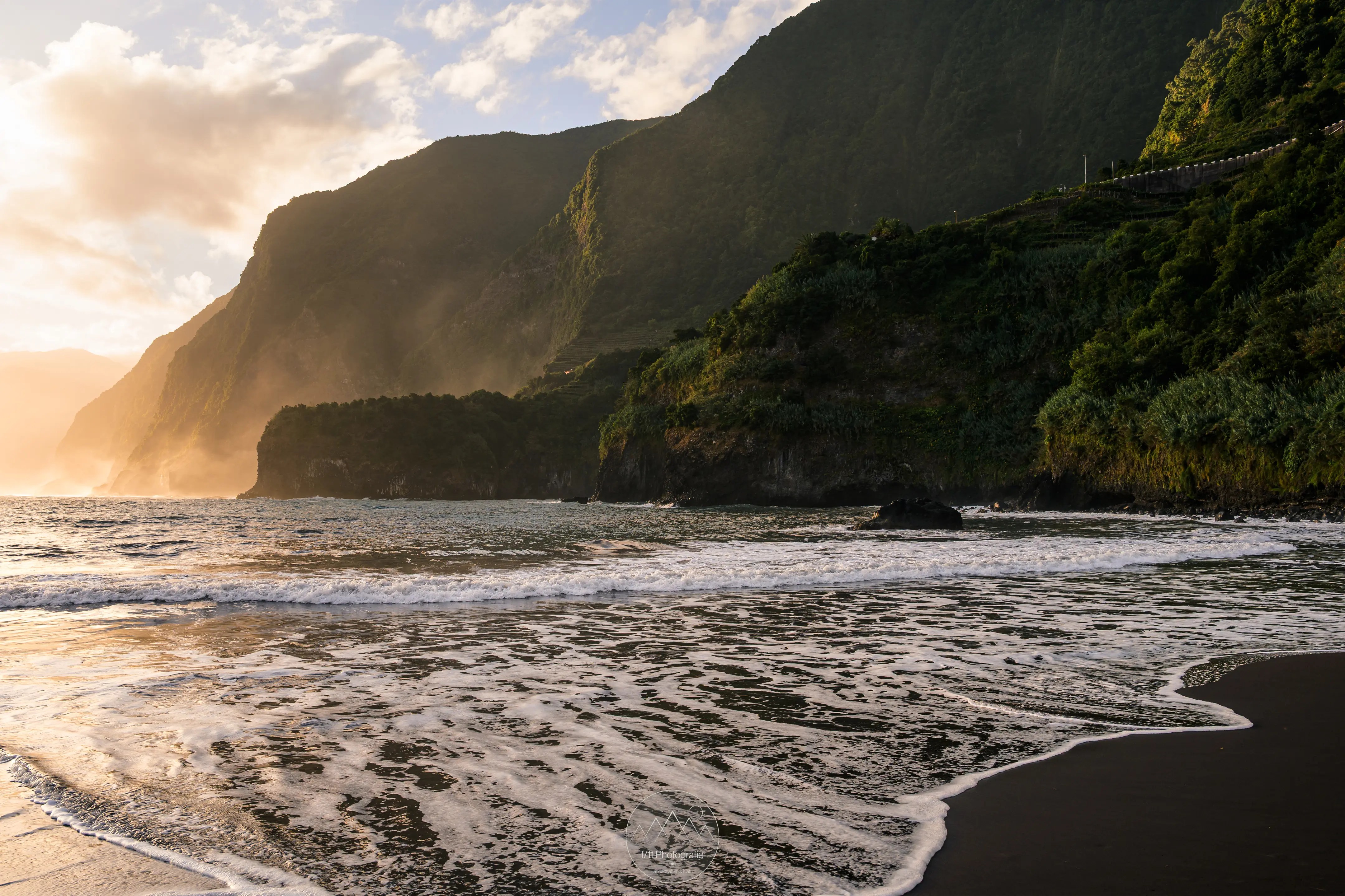 Sonnenaufgang und Morgenlicht am Sandstrand von Seixal auf Madeira.