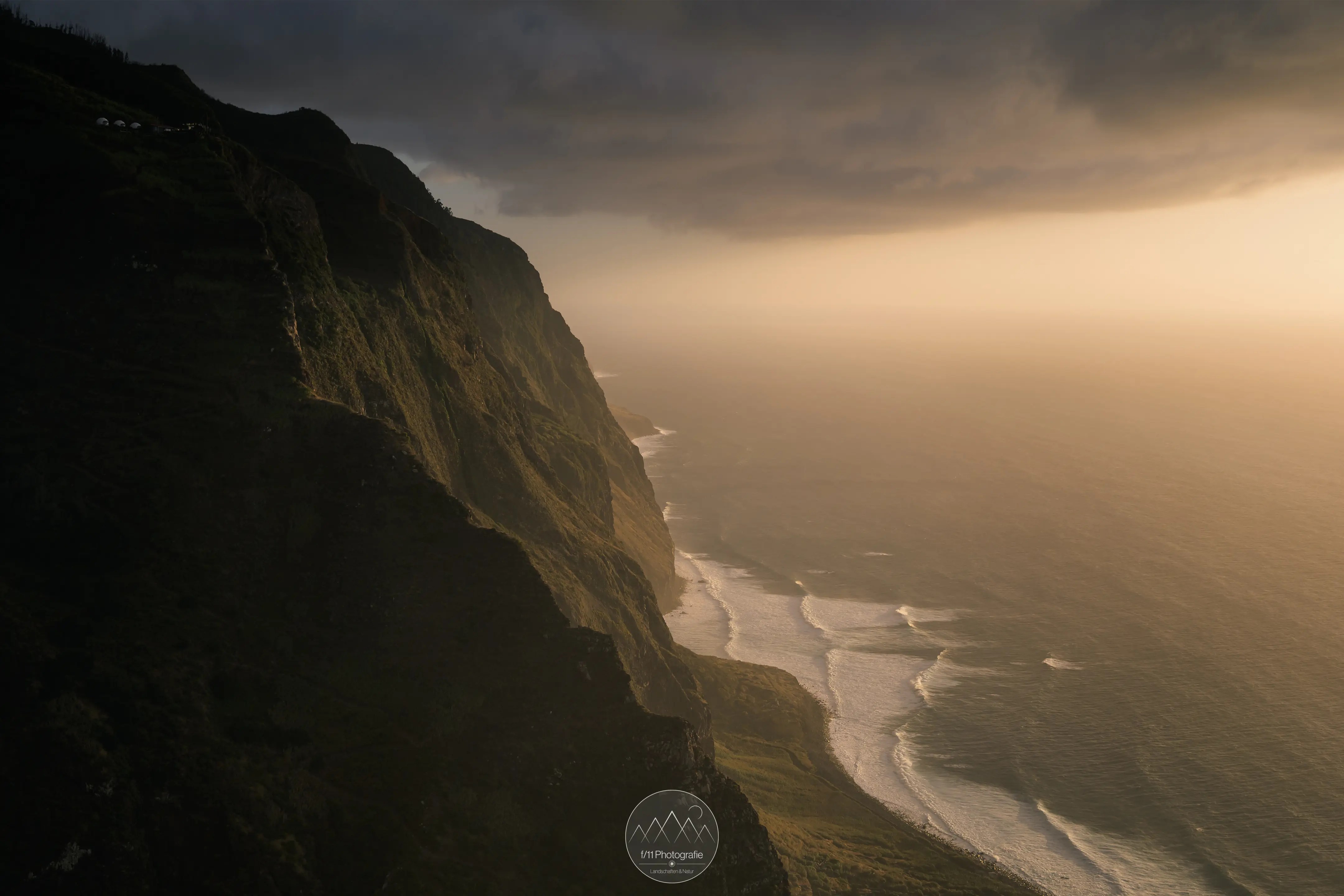 Abendlicht an der Steilküste Madeiras, die steilen Klippen werden von der untergehenden Sonnen angestrahlt.