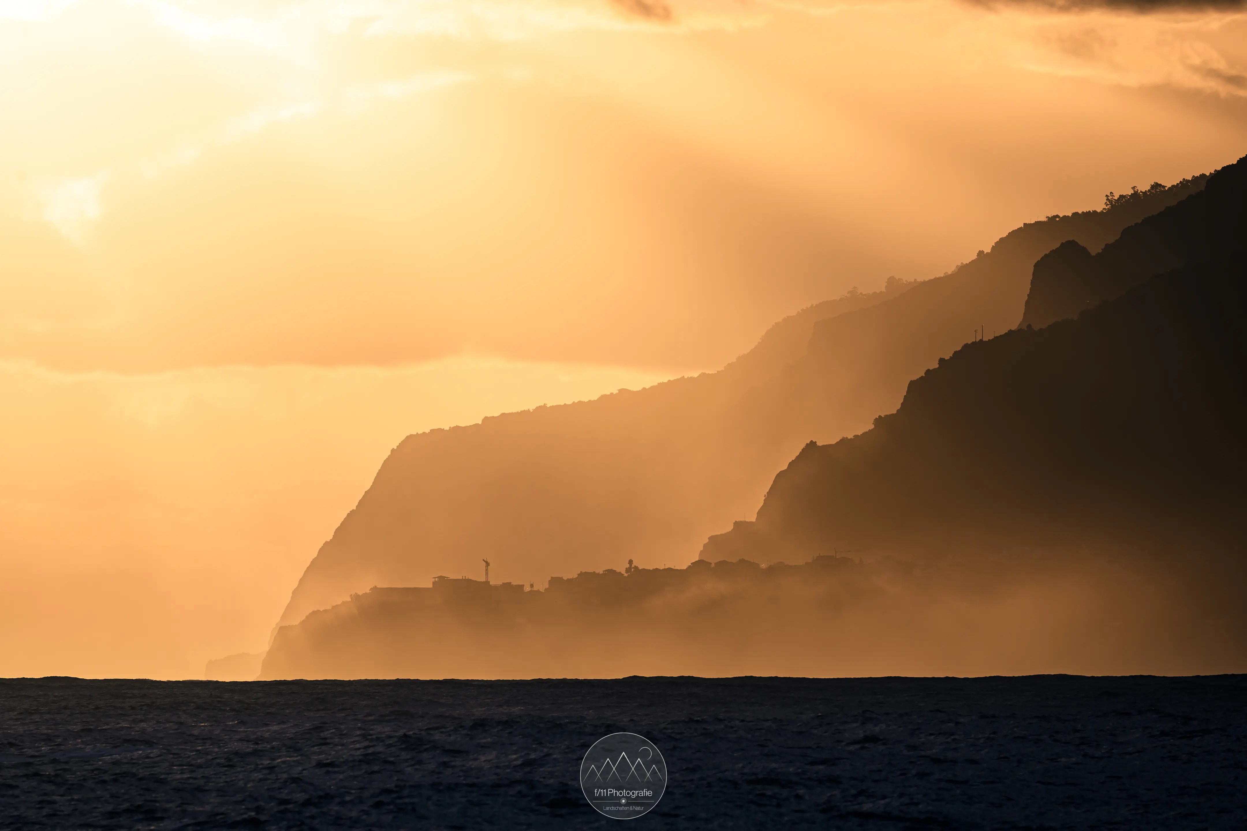 Die Goldene Stunde am Strand von Seixal. Nachdem die Sonne über den Dunst am Horizont gestiegen war, ergeb sich einmaliges Licht.