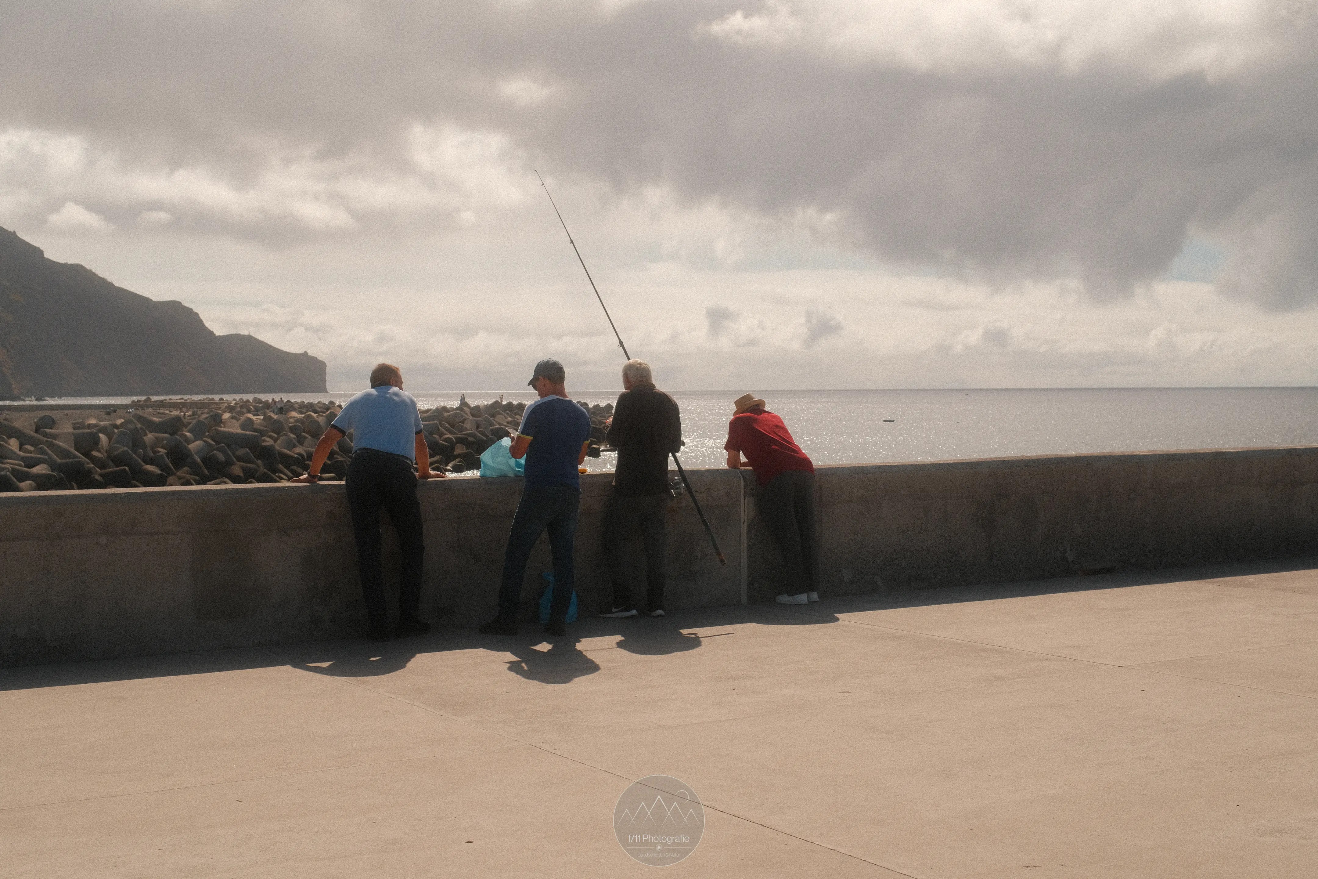 Eine Gruppe Männer beim Anglen an einem Pier auf Madeira