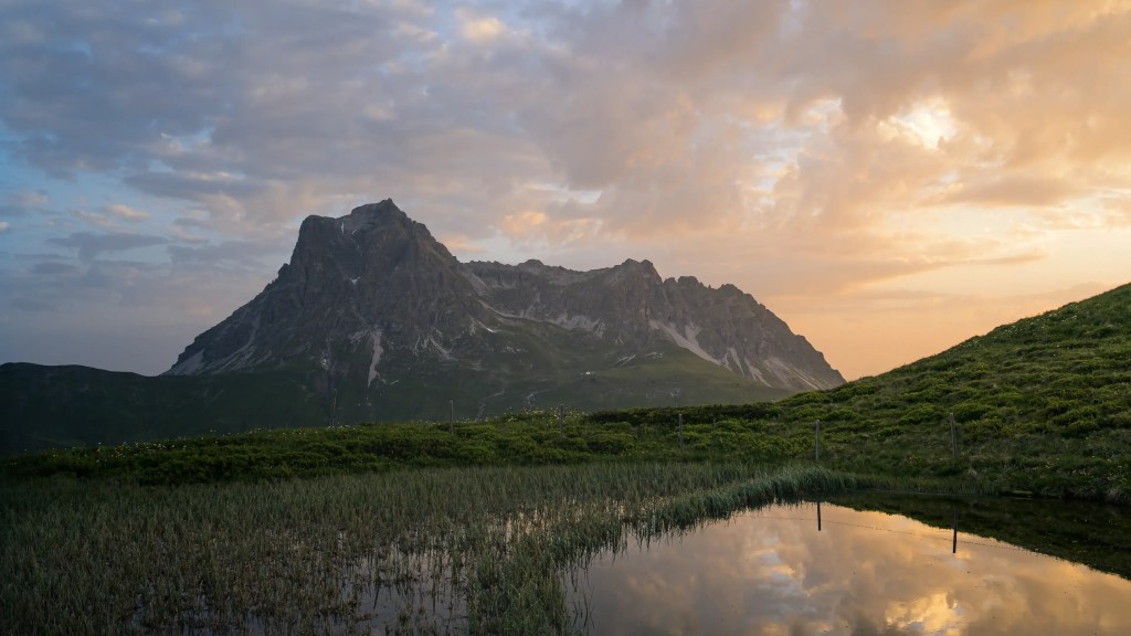 Eine Berglandschaft mit See zum Sonnenaufgang
