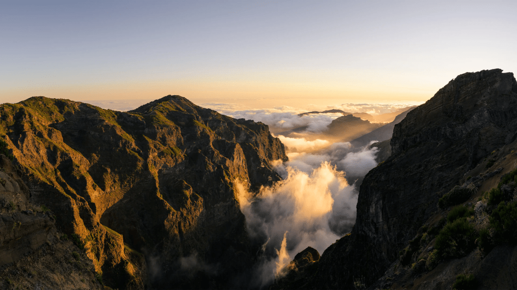 Die Berglandschaft auf Madeira zum Sonnenuntergang