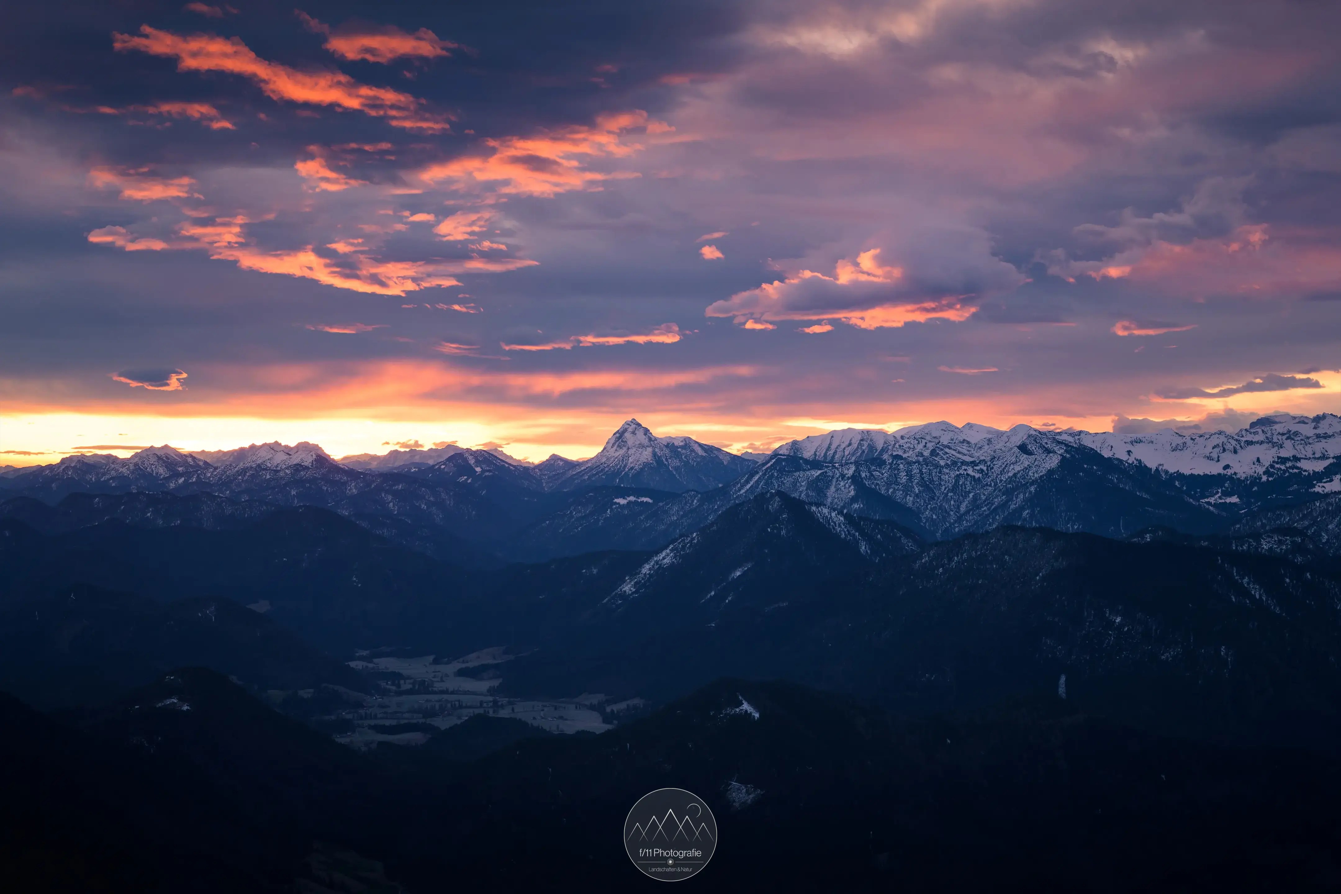 Ein dramatischer Sonnenaufgang am Herzogstand im März. Die Sonne geht recht weit östlich auf.