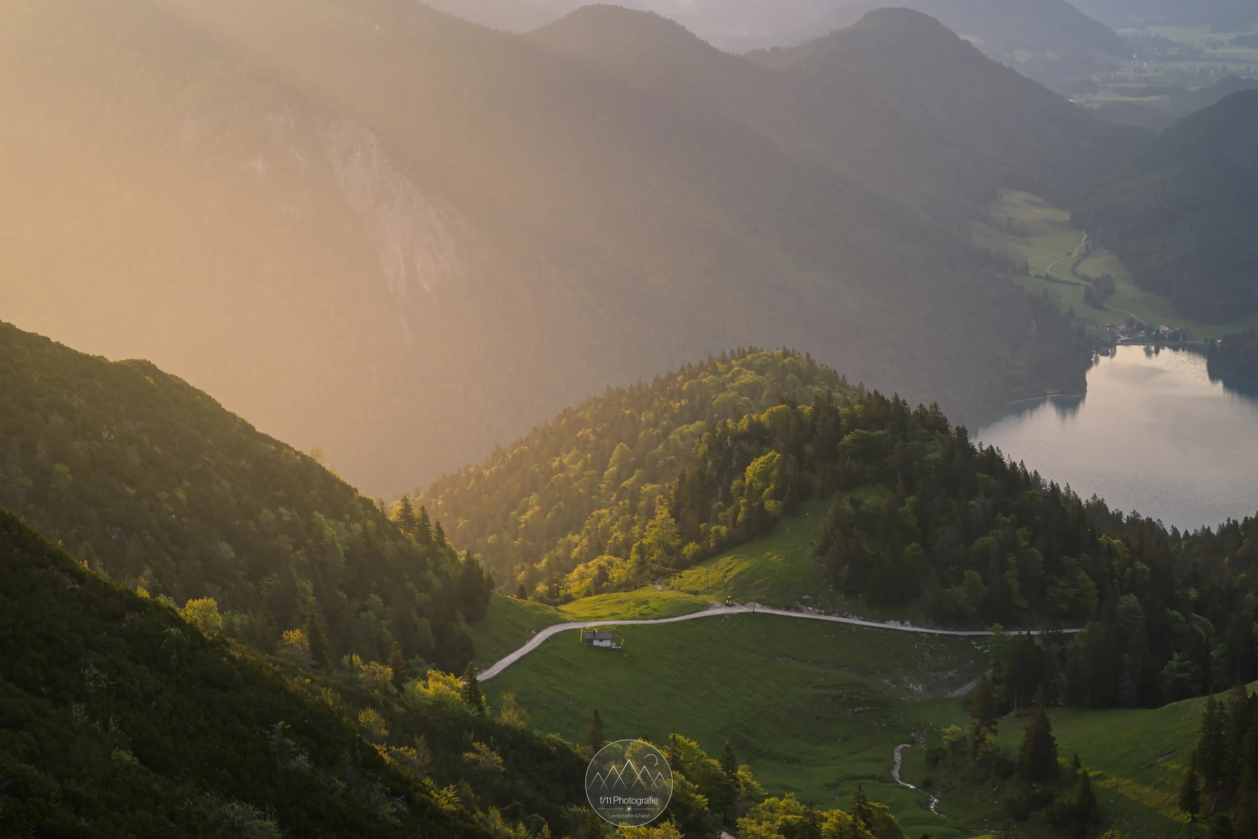Auch bei bereits recht hochstehender Sonne lassen im Sommer am Herzogstand nach dem Sonnenaufgang tolle Bilder. Auf diesem geht der Blick hinab zum Kesselberg.