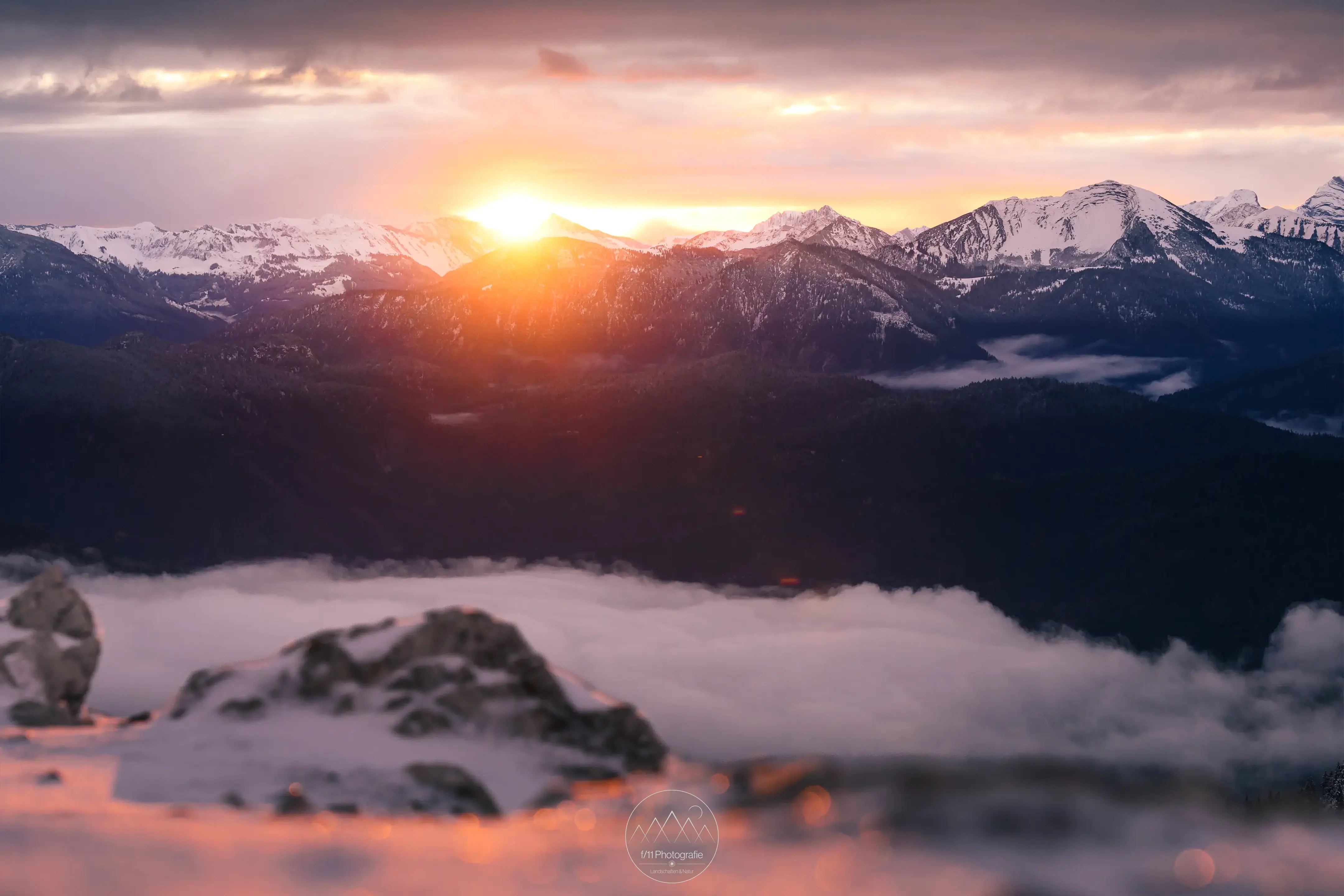 Ein dramatischer Sonnenaufgang am Herzogstand im Winter. Die Sonne geht über dem Karwendelgebirge auf.