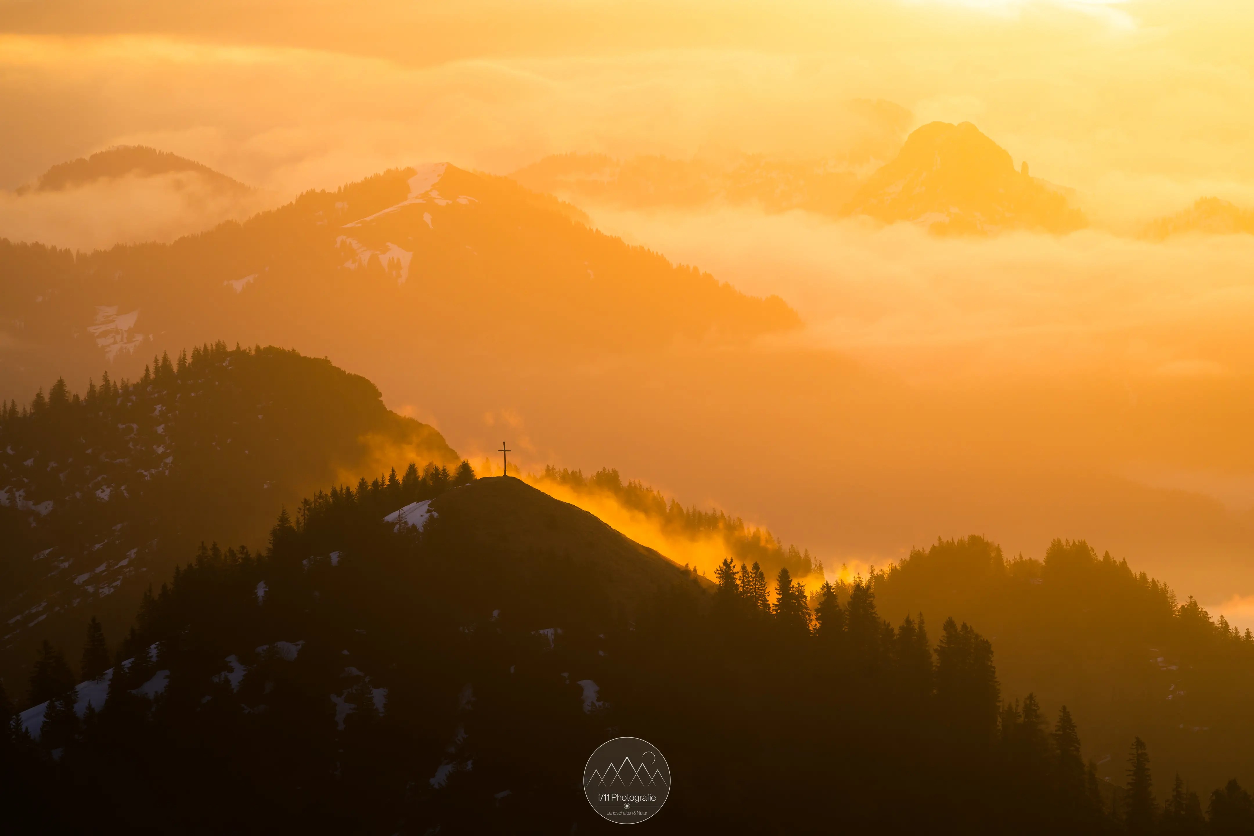 Vom Jochberg ist der Hirschhörnlkopf mit seinem Gipfelkreuz gut zu erkennen.
