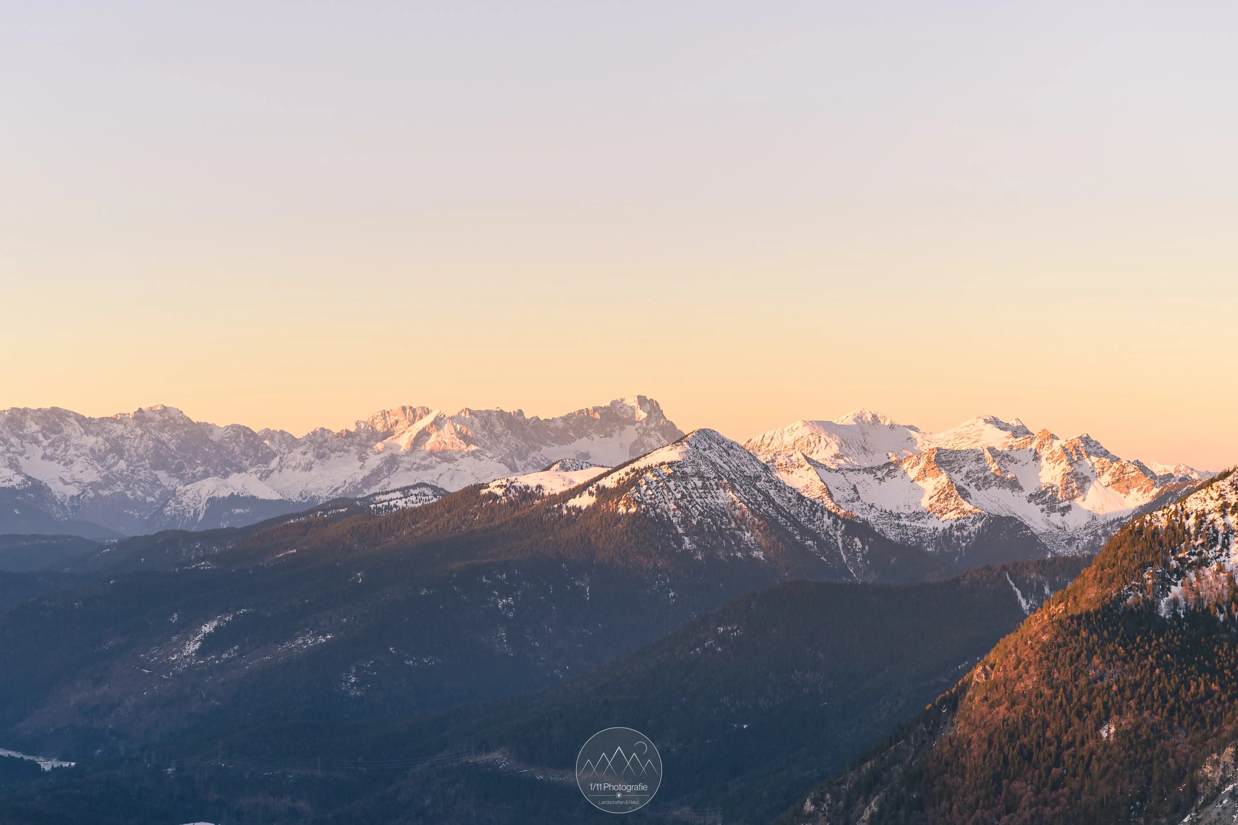 Über die Flanke des Herzogsstand und den Simetsberg geht der Blick zur Zugspitze.