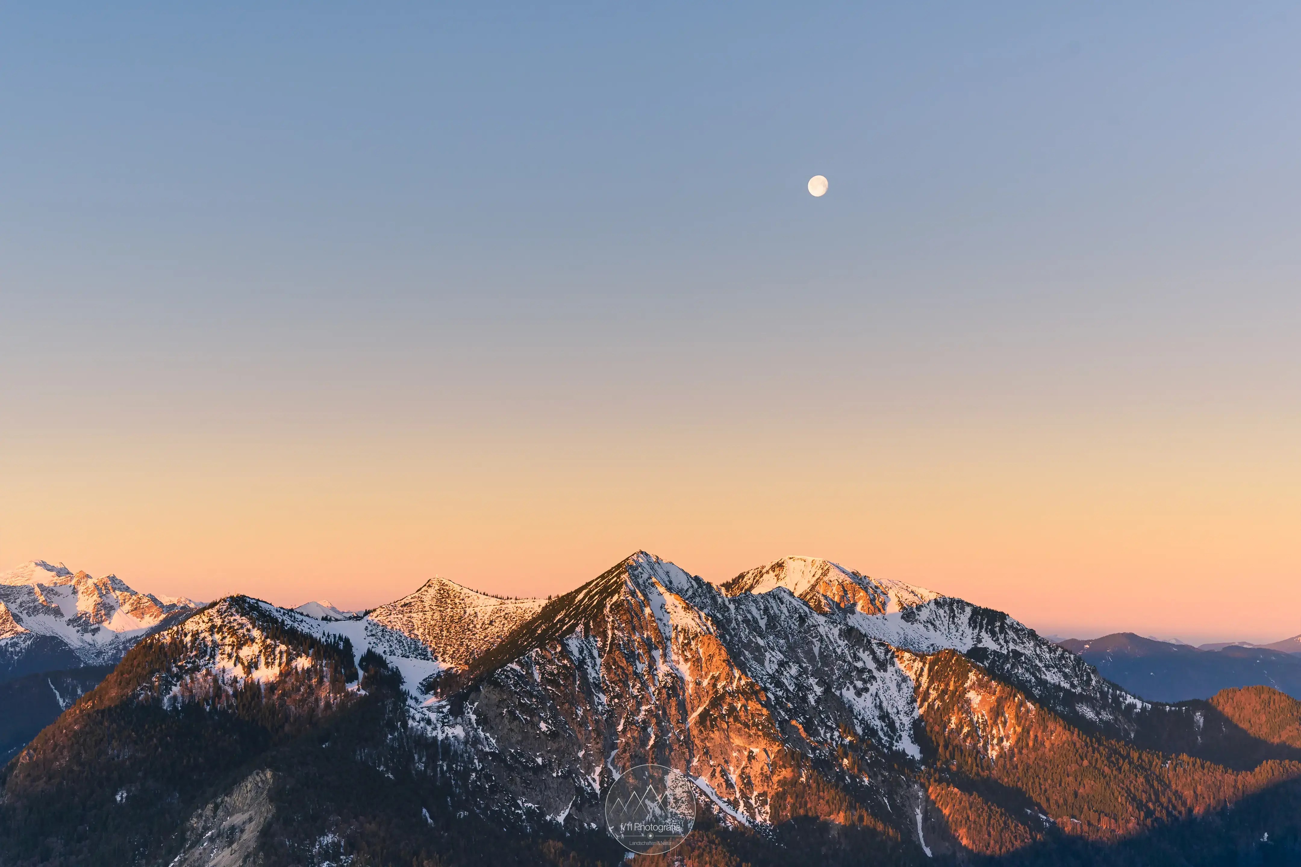 Der Blick zum Herzogstand ist am Jochberg besonders eindrucksvoll. An diesem Morgen hatte ich Glück und konnte den Herzogstand samt Alpenglühen ablichten.