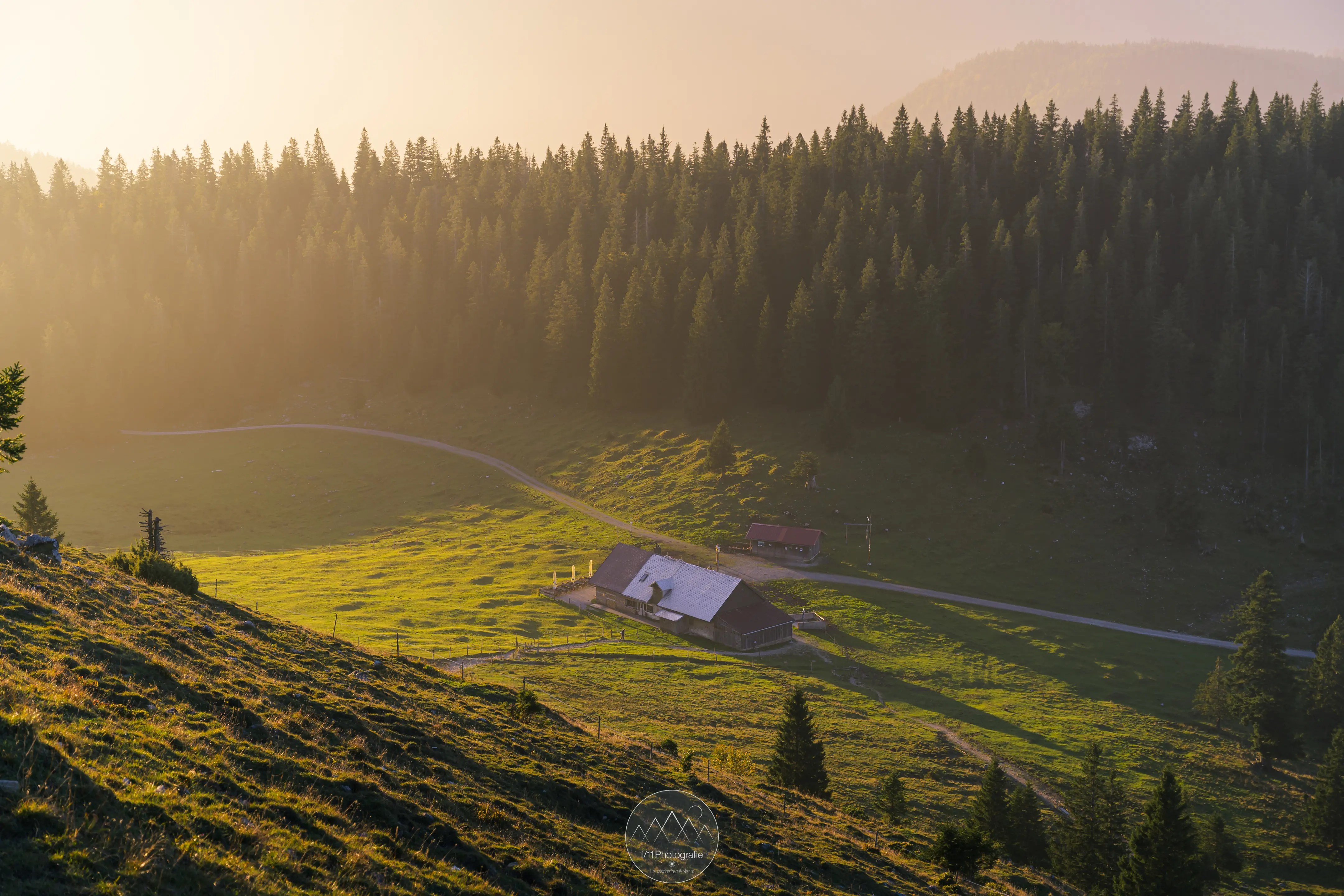 Die Jocheralm unterhalb des Gipfels ist besonders im Morgenlicht ein reizvolles Motiv.