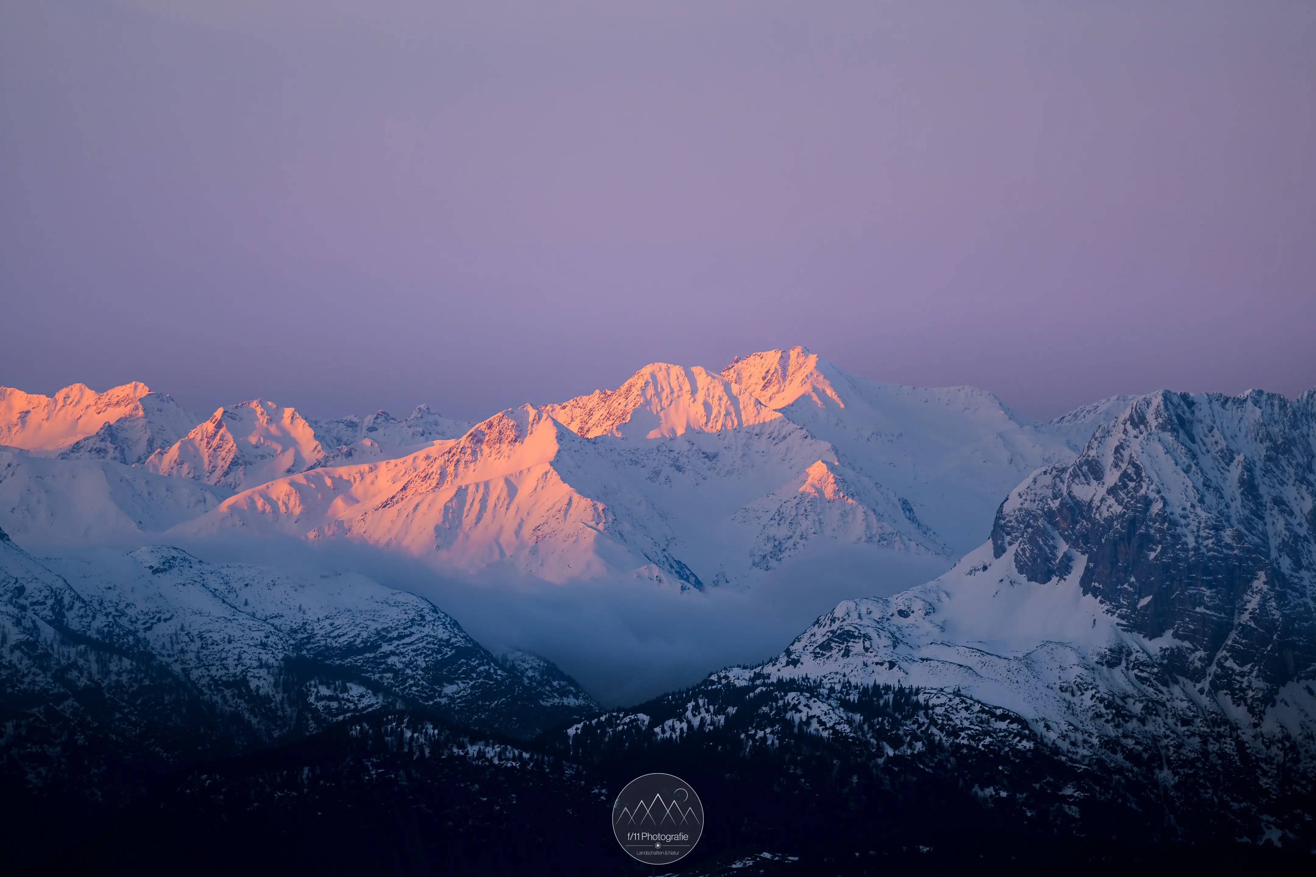 Mit dem Teleobjektiv sind tolle Aufnahmen möglich. Hier leuchteten die Gipfel rund um Seefeld in Tirol im Morgenlicht.