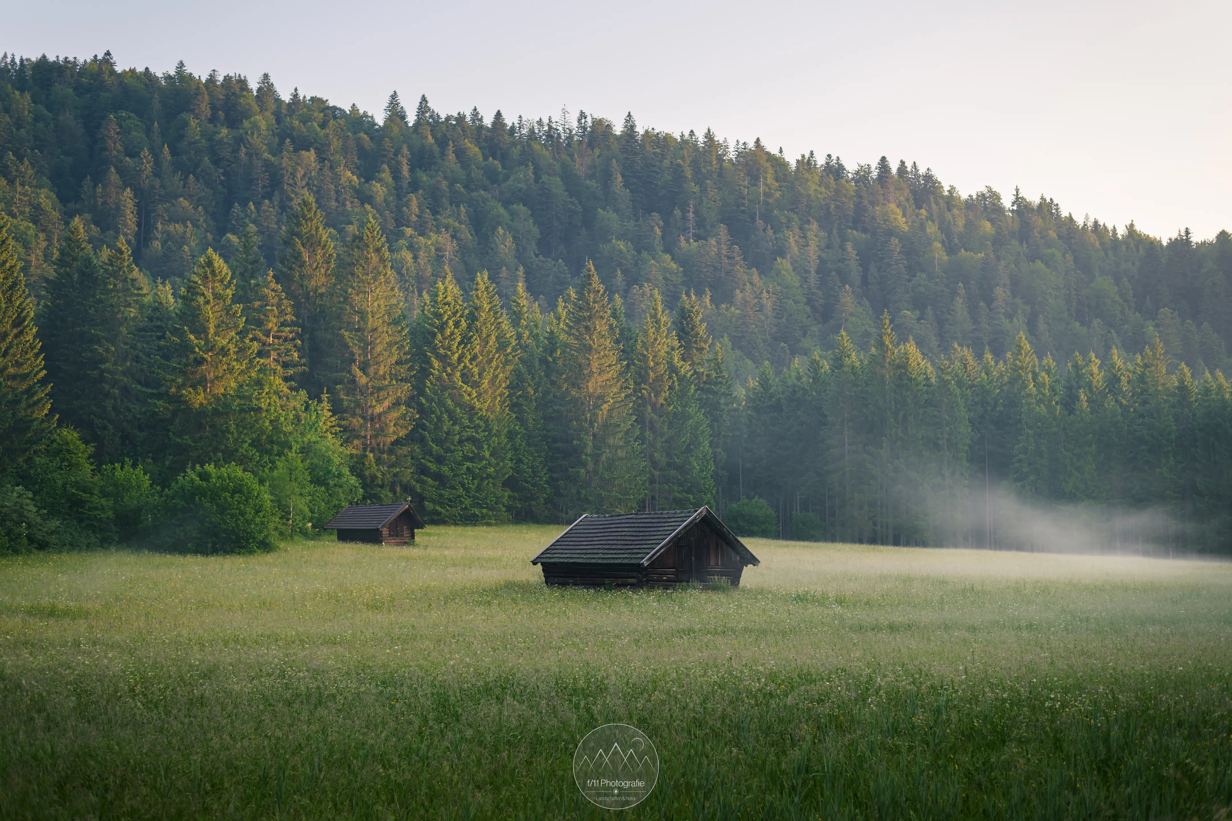 Das sanfte Grün der Wiesen und Wälder kommt im Morgenlicht besonders schön zur Geltung. Die kleinen Hütten am Wegesrand bieten sich als Motive an.
