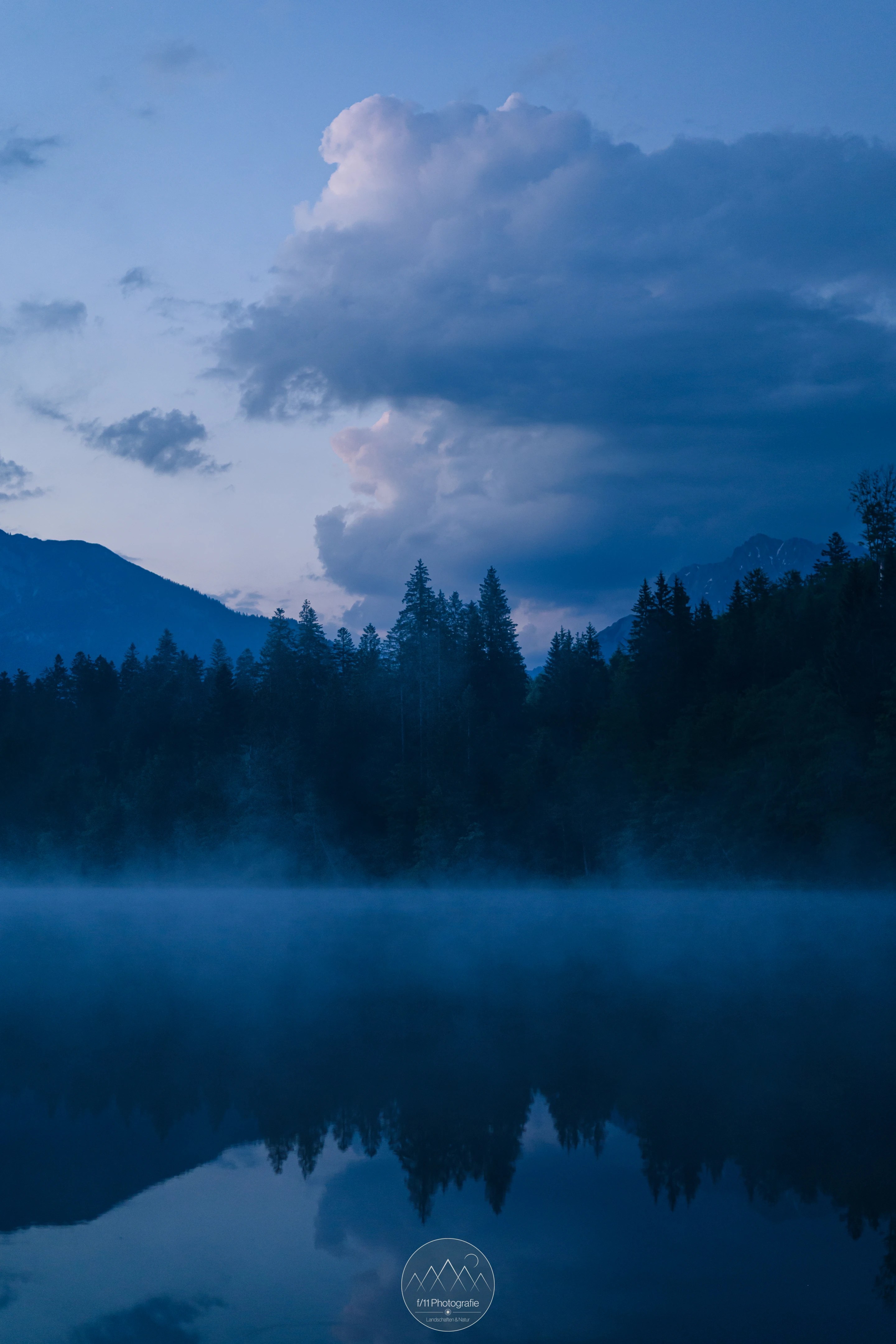 Zur Blauen Stunde wird die Landschaft um den Barmsee in tiefblaues Licht getaucht.