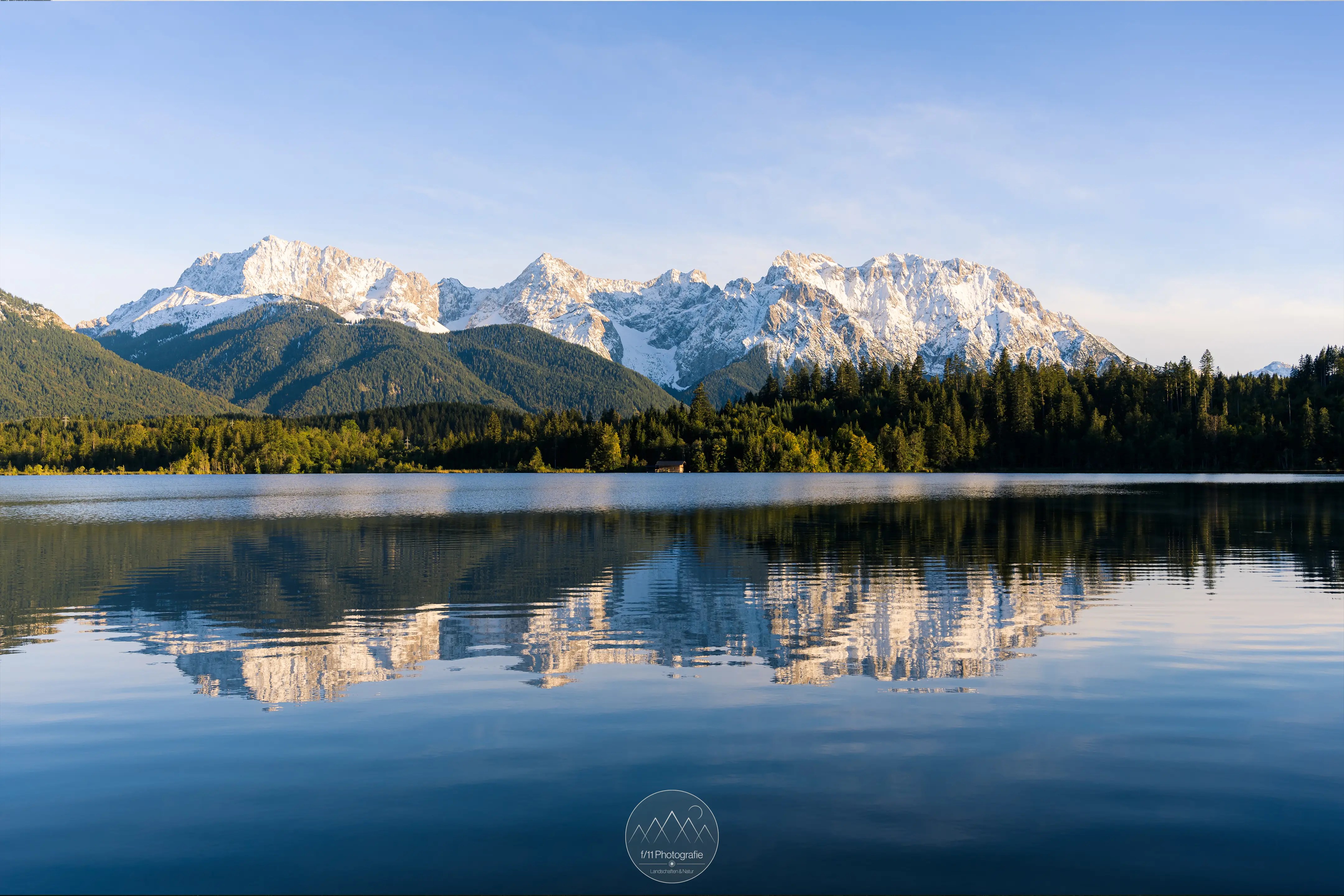 Der klassische Blick über den Barmsee vom Ufer der Badewiese. Hier ein an einem klaren Abend im Herbst.
