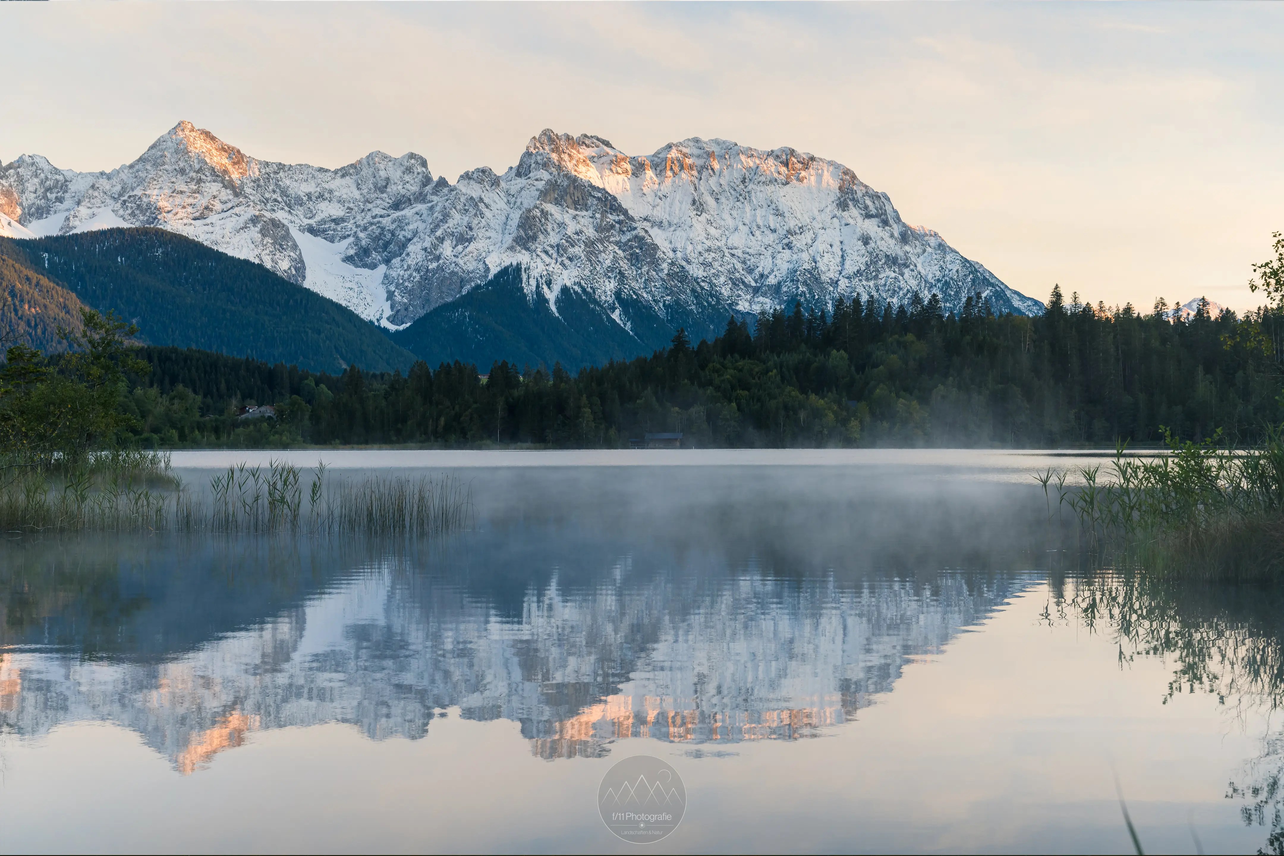Erster Schnee auf den leuchtenden Gipfeln und grüne Natur im Tal. An Abenden im Herbst lassen sich solche Motive am Barmsee einfangen.