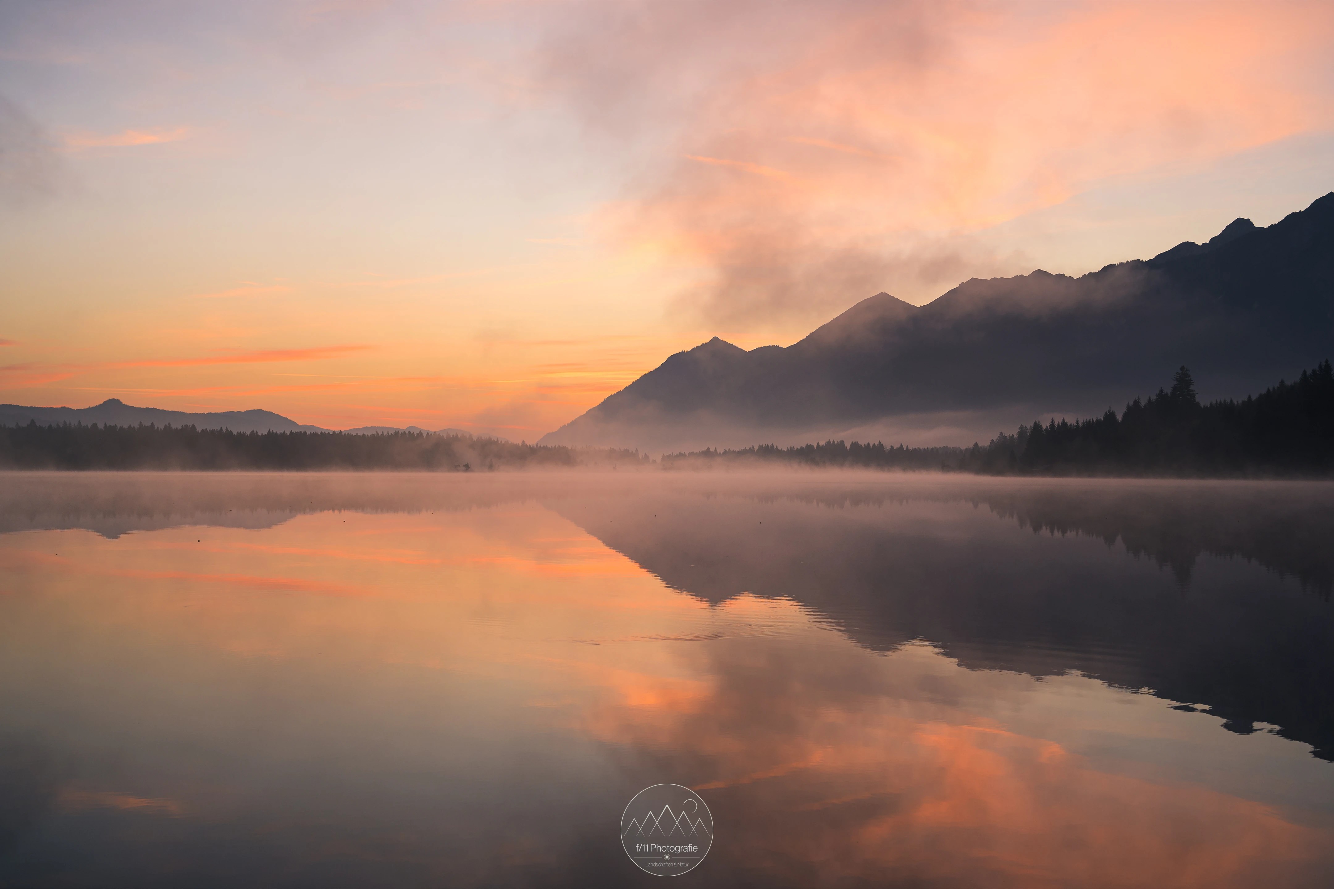 Ein stimmungsvoller Sonnenaufgang im Sommer. Vor dem Sonnenaufgang sind die Farben meist sehr intensiv und erzeugen schöne Spiegelungen.