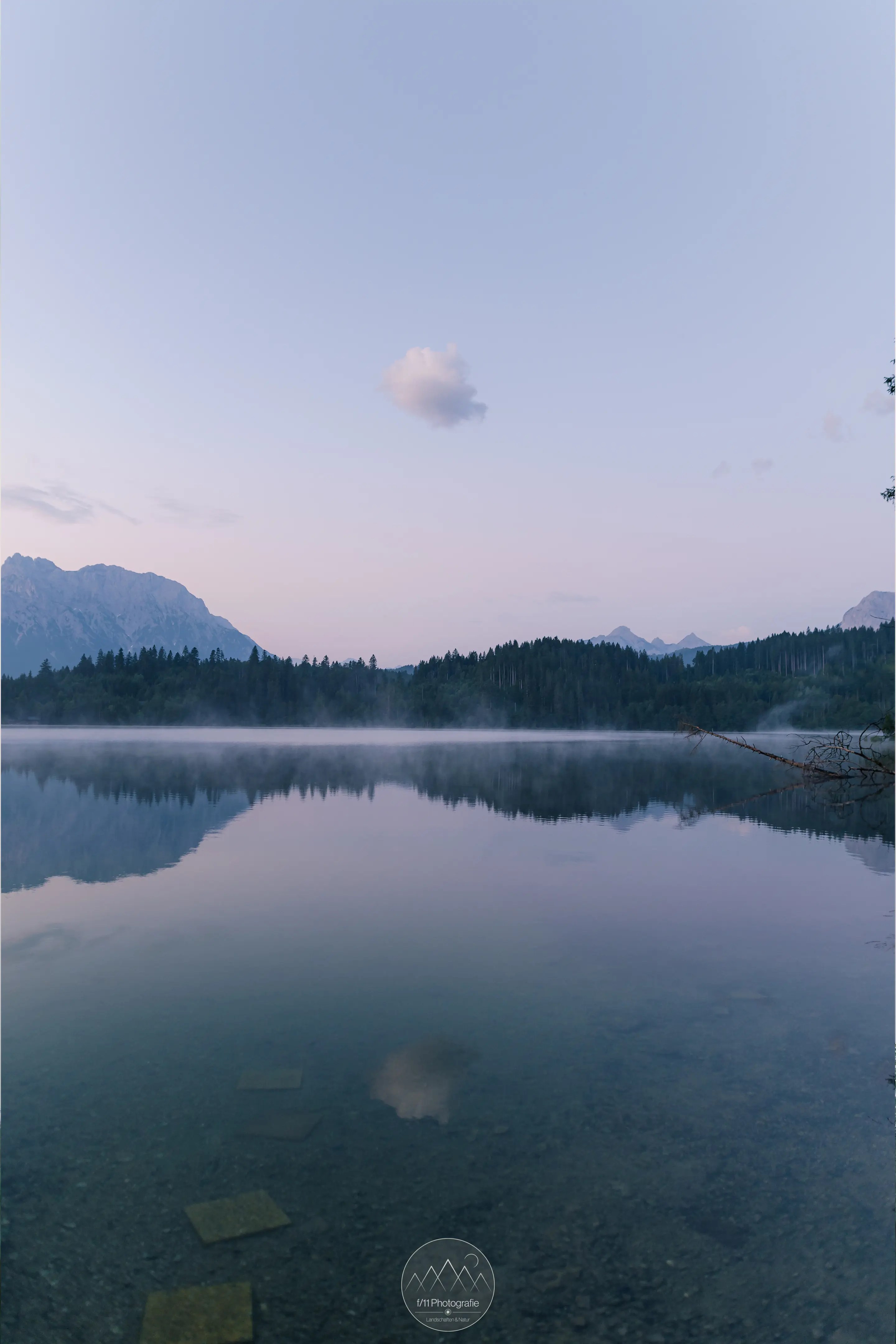 Es lohnt sich bereits vor Sonnenaufgang und zum Ende der Blauen Stunde am Ufer zu sein.