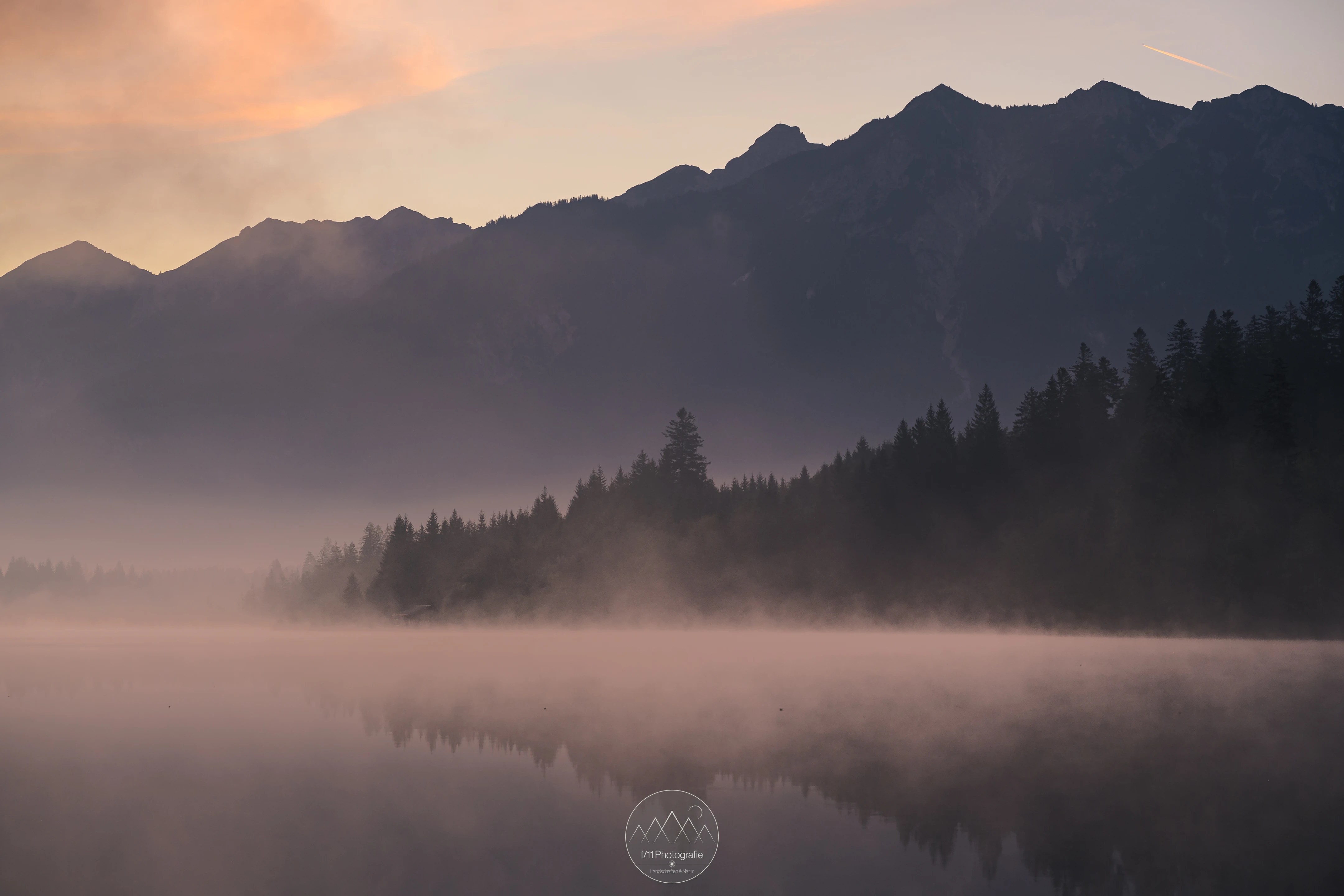 Vor Sonnenaufgang lockt der Barmsee mit nahezu perfekten Spiegelungen.