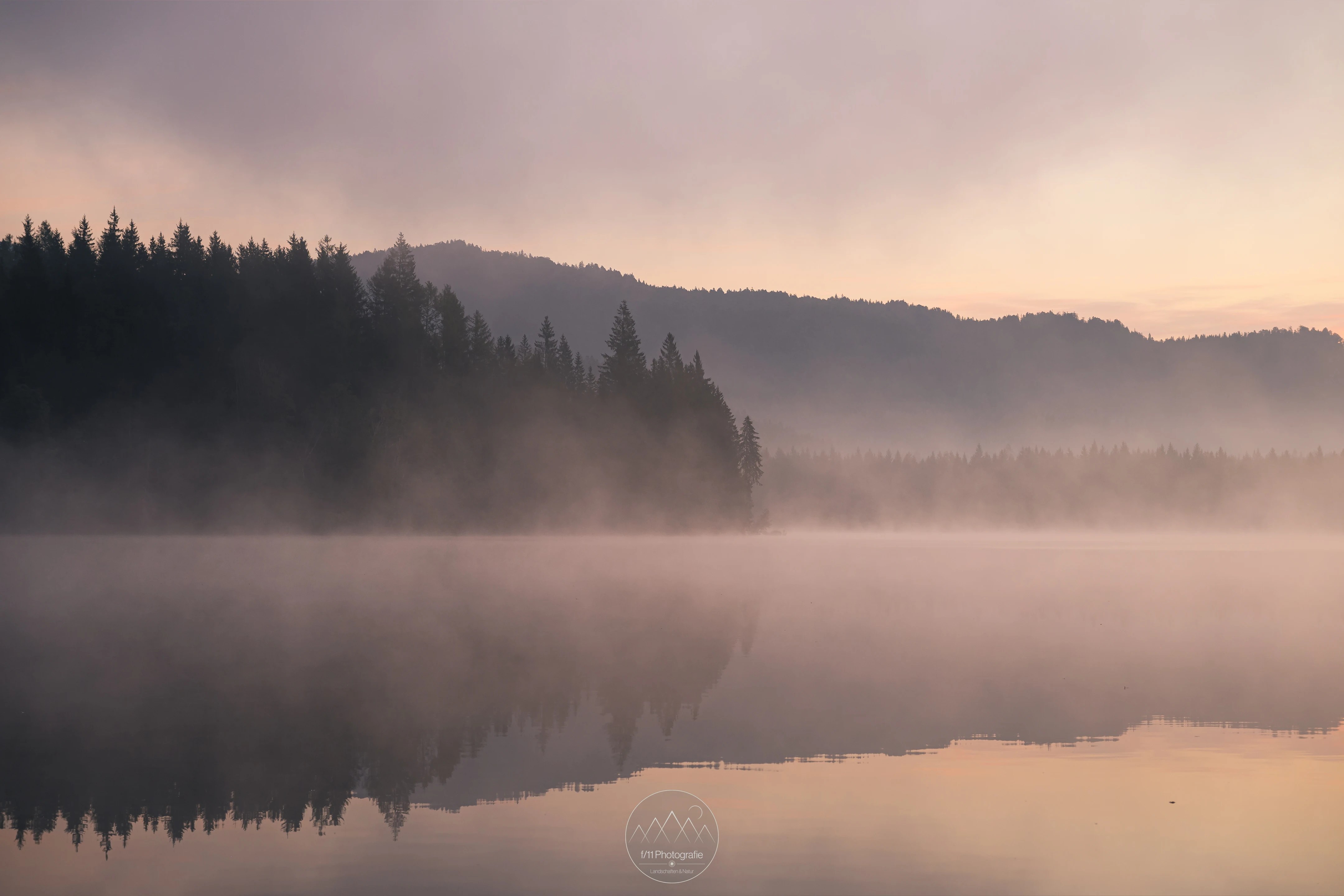 Entlang des Uferwegs gibt es einige Möglichkeiten mit diesen Spiegelungen Motive aufzubauen und abzulichten.