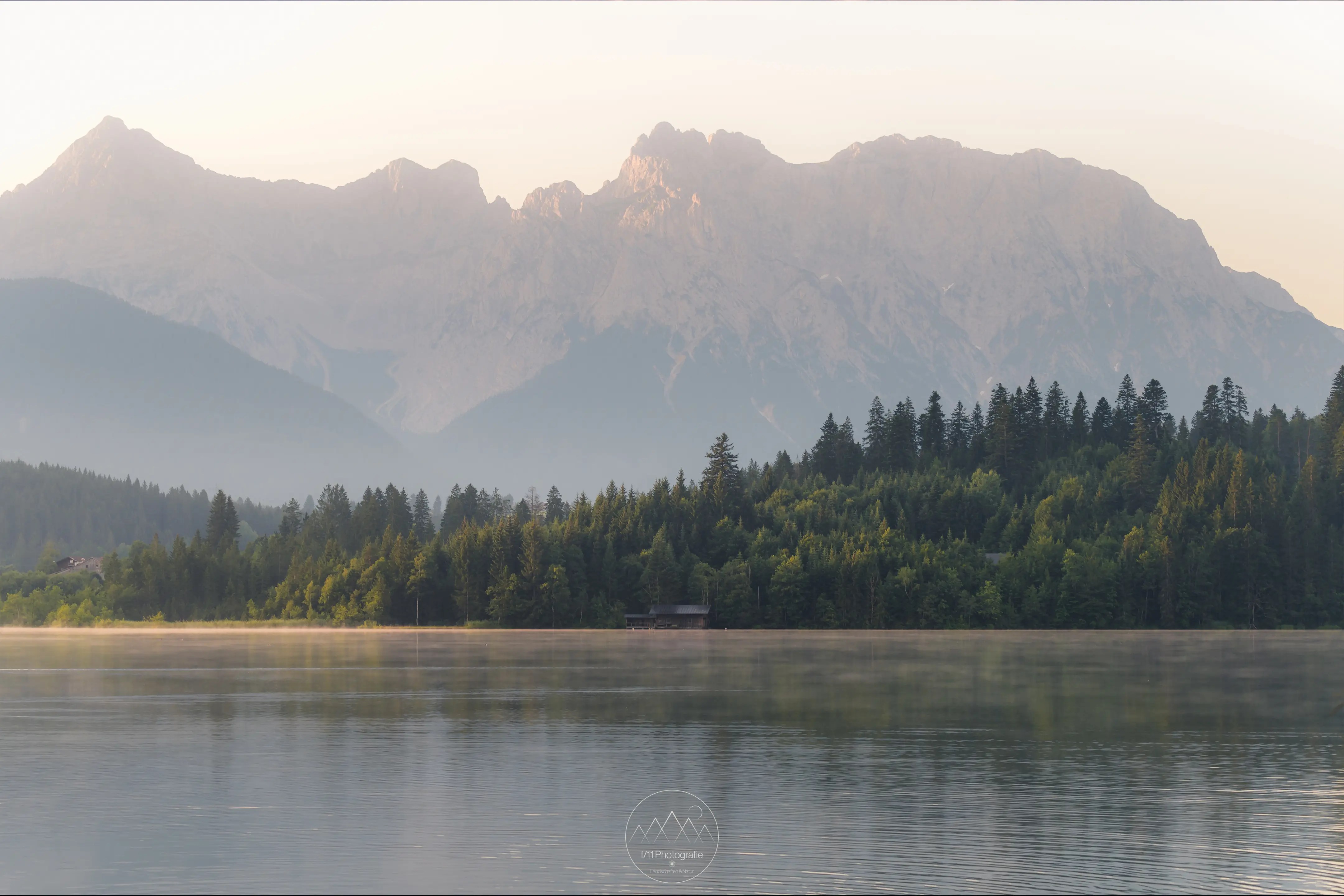 Es bieten sich Motive mit sanftem seitlichen Licht an, wie der Blick zum Karwendelgebirge.