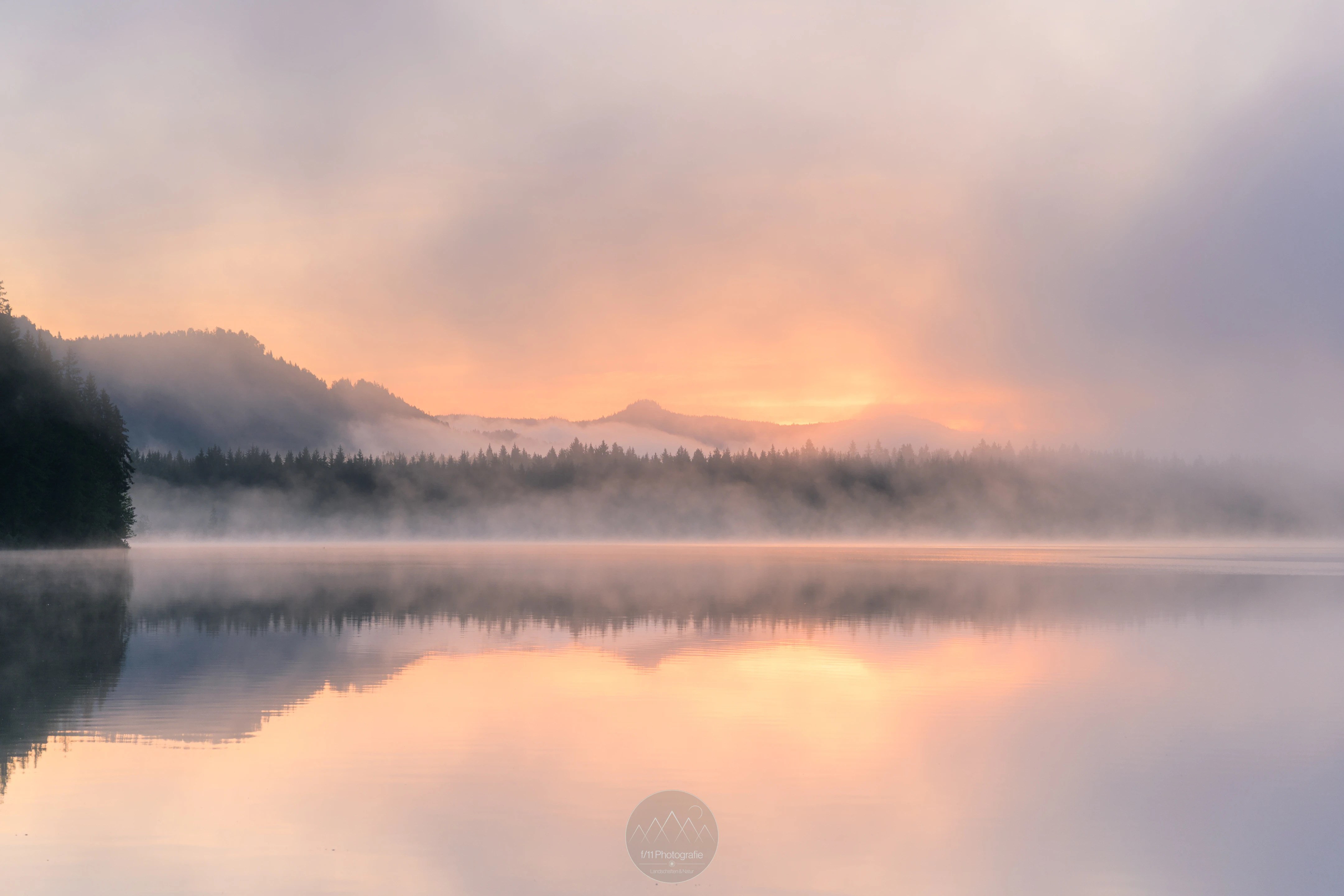 Auch im Sommer ist Morgennebel am Barmsee keine Seltenheit. Im Licht der aufgehenden Sonne ergeben sich vielfältige Motive.