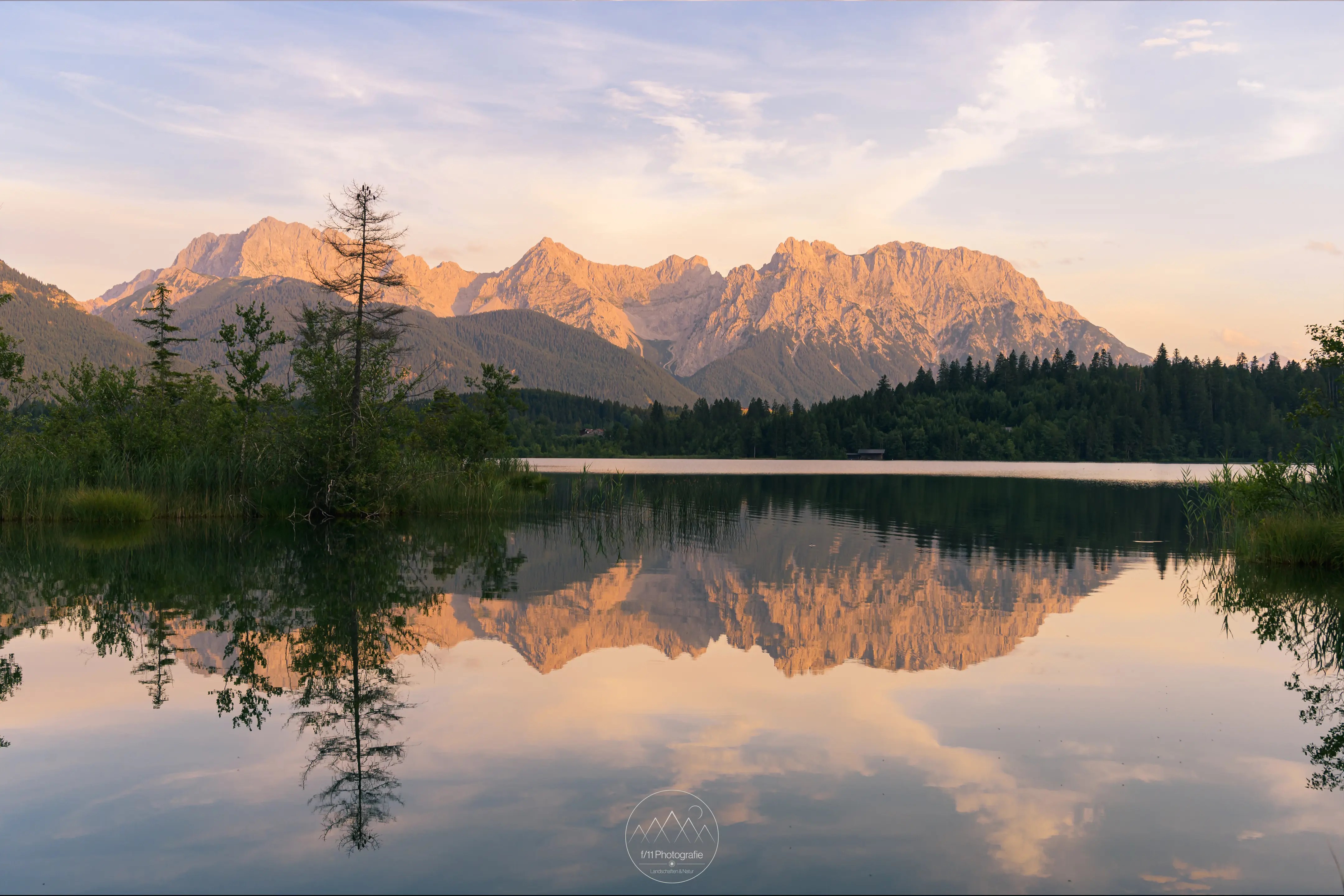 Sonnenuntergang im Sommer am Barmsee. Besonders im Sommer lässt sich mit etwas Glück ein intensives Alpenglühen abblichten.
