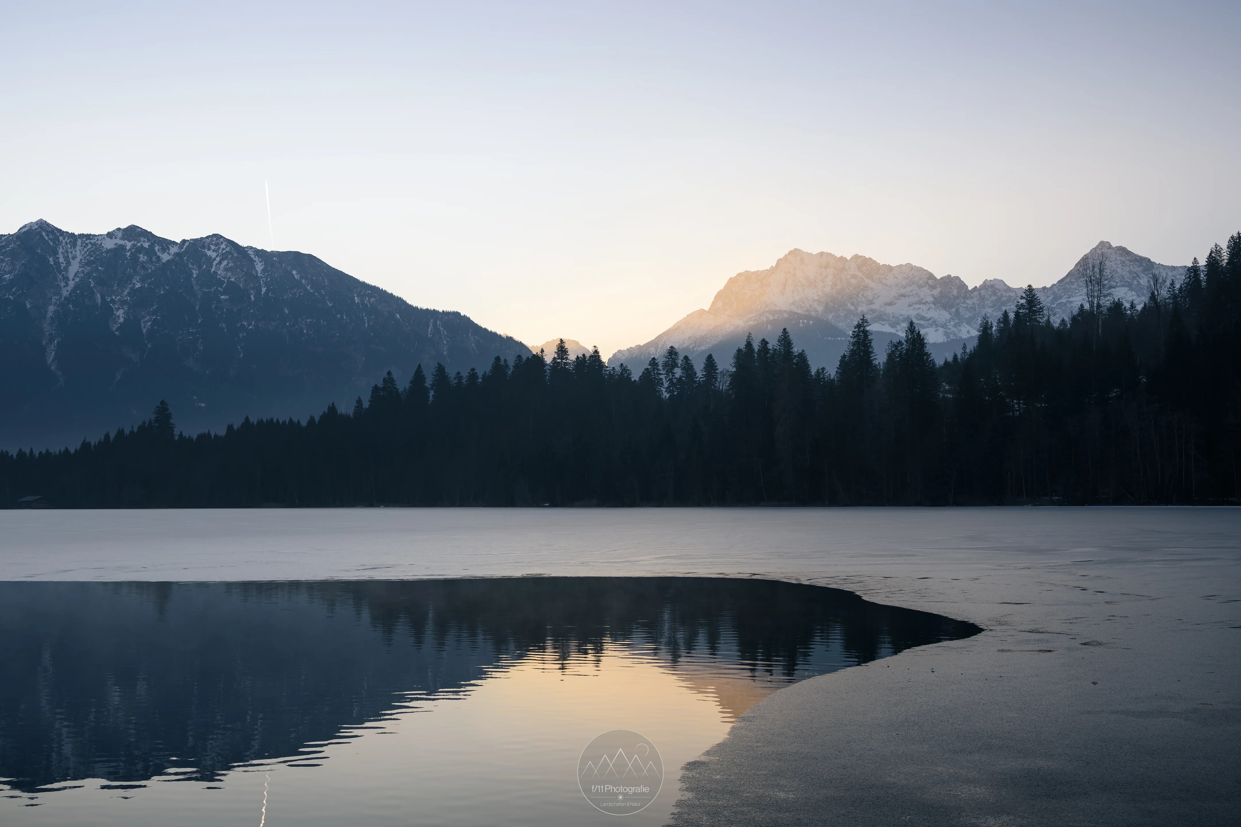 Auf diesem Foto im März taut der Barmsee langsam wieder auf. Das ermöglicht für mich spannende Bildkompositionen.