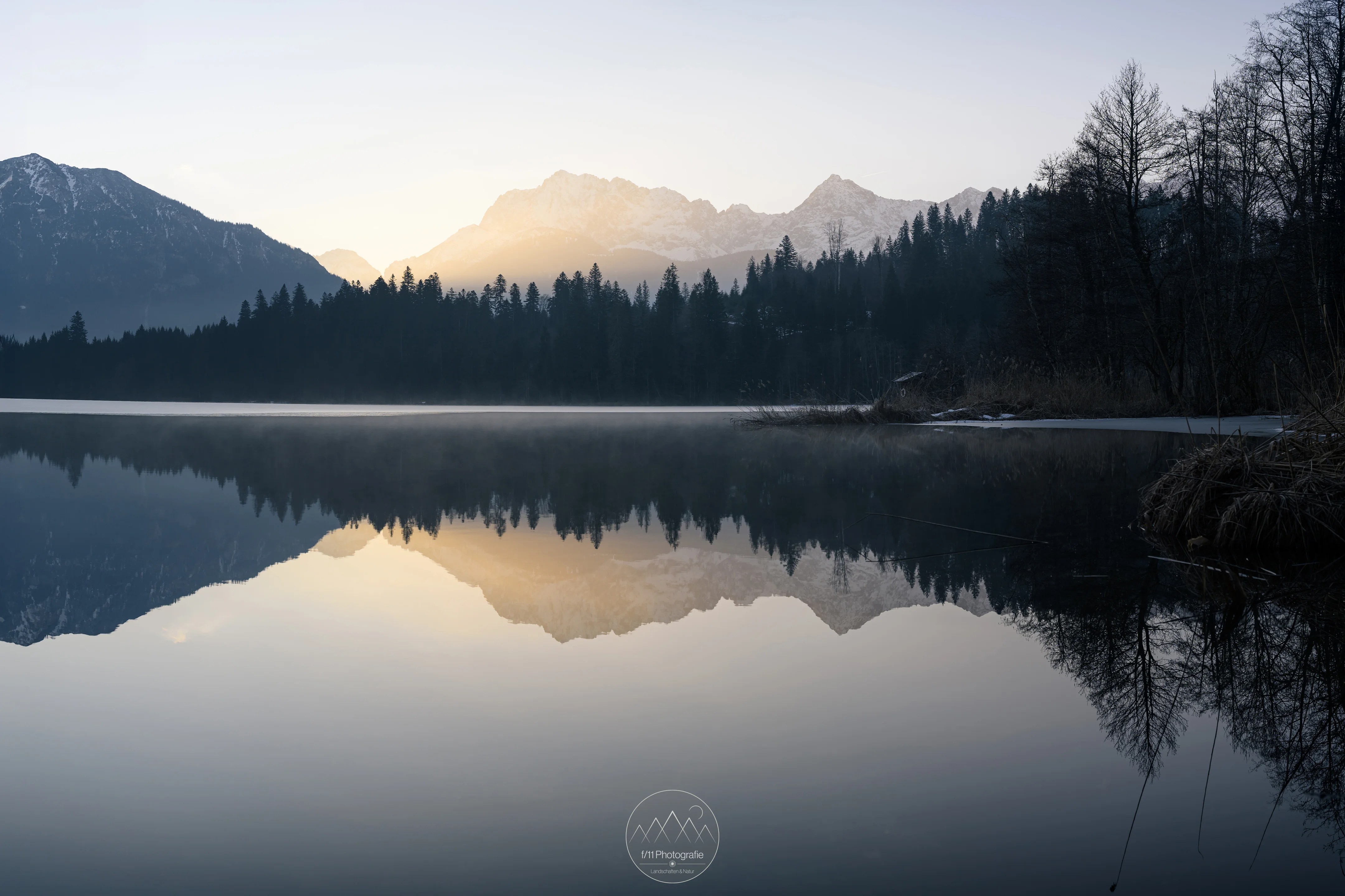 Kurz nach der kleinen Schutzhütte ergibt sich dieser Blick über den See zum Karwendelgebirge.
