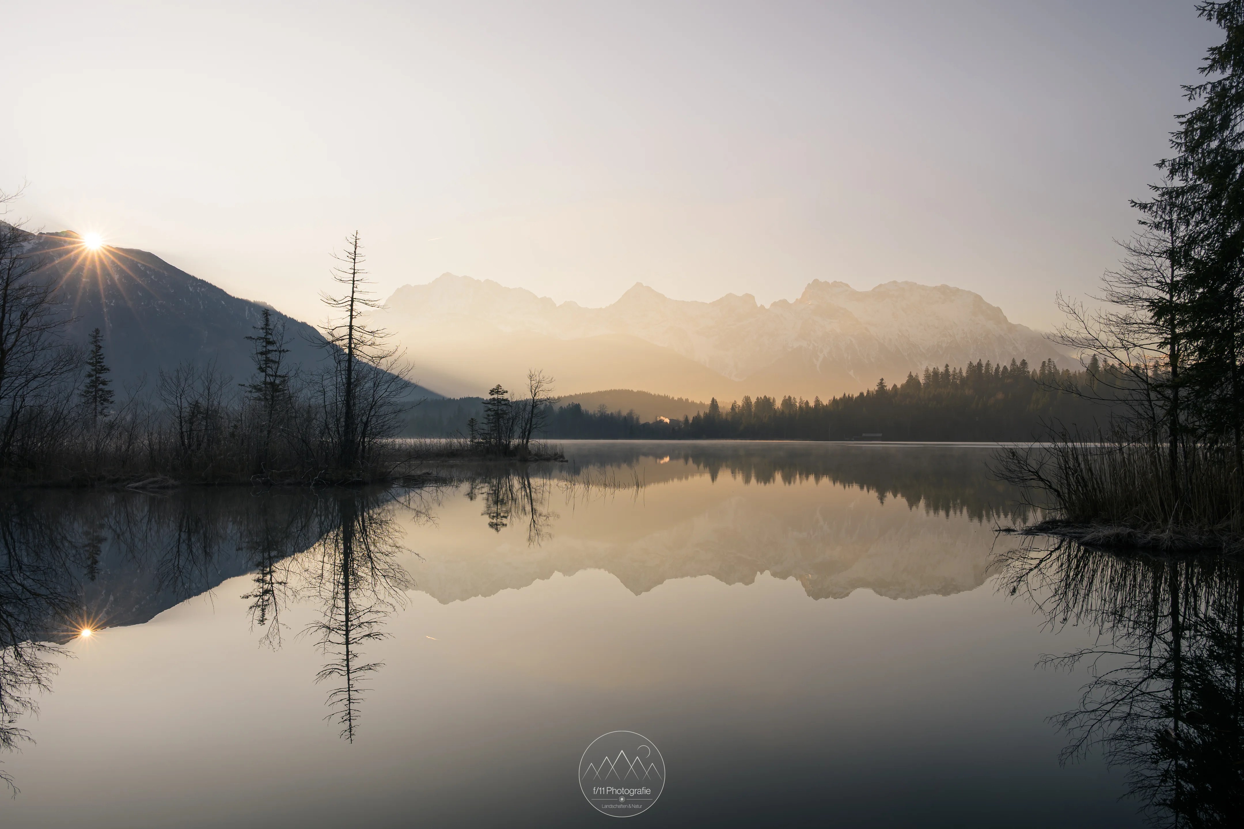 Gegen Ende des Winters braucht es eine Weile, bis die Sonne über die Gipfel steigt. Im Moment, wo dies passiert, lassen tolle Sonnensterne fotografieren.