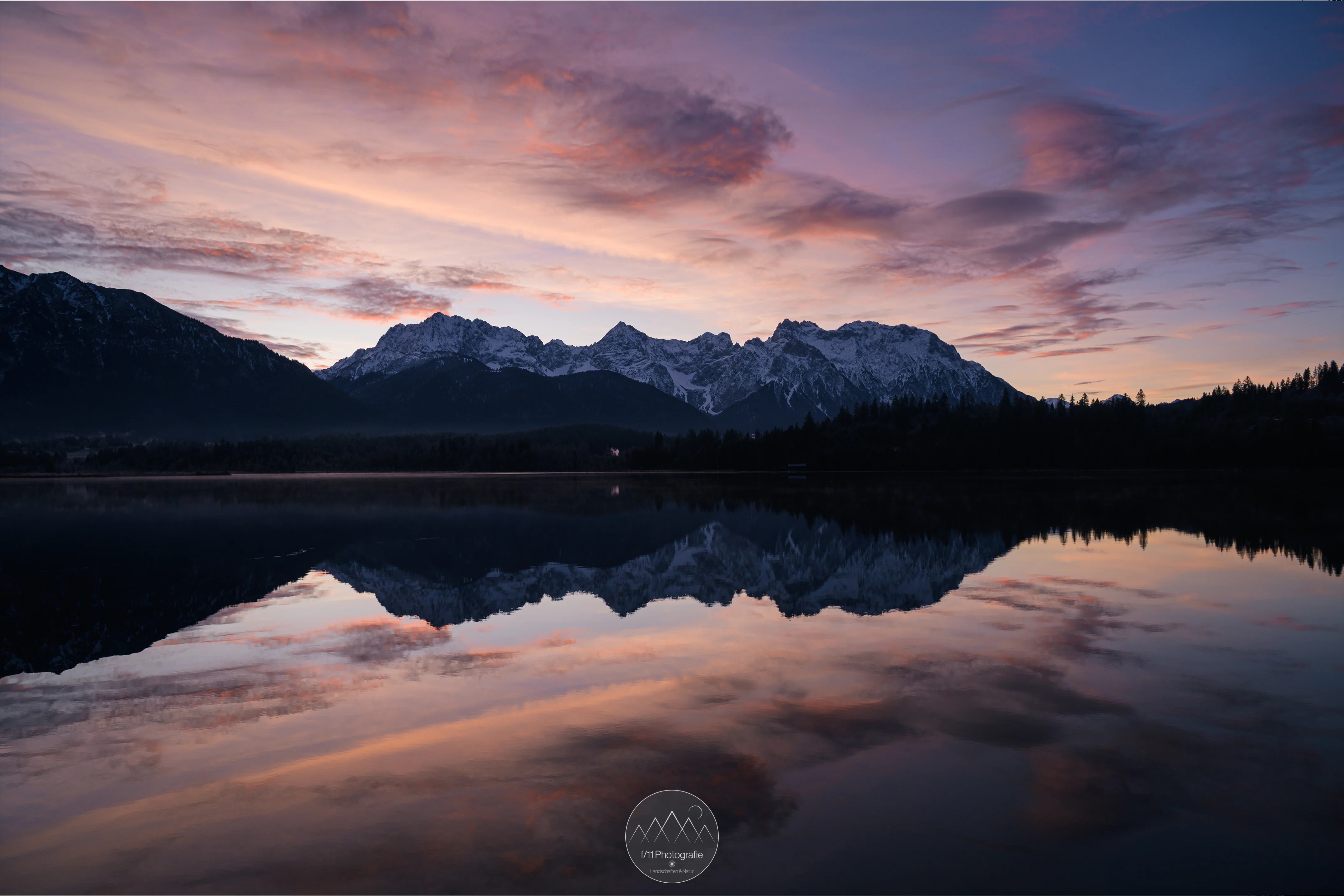 Auf diesem Foto Ende Dezember war der See noch nicht zugefroren. Vor Sonnenaufgang gab es ein spektakuläres Farbenspiel am Himmel.