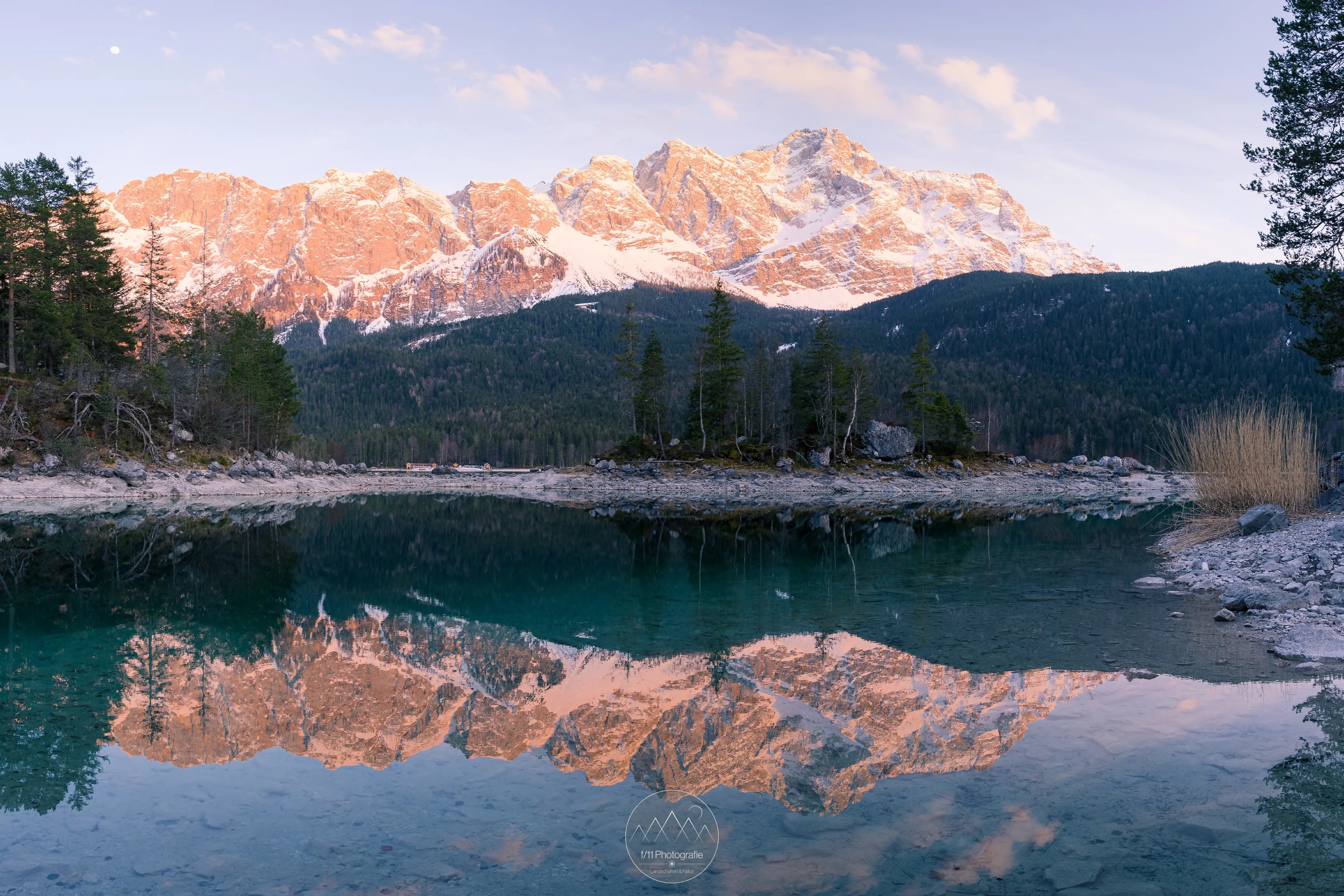 In den Monaten davor ist der Sonnenuntergang eher zum Fotografieren am Eibsee geeignet.