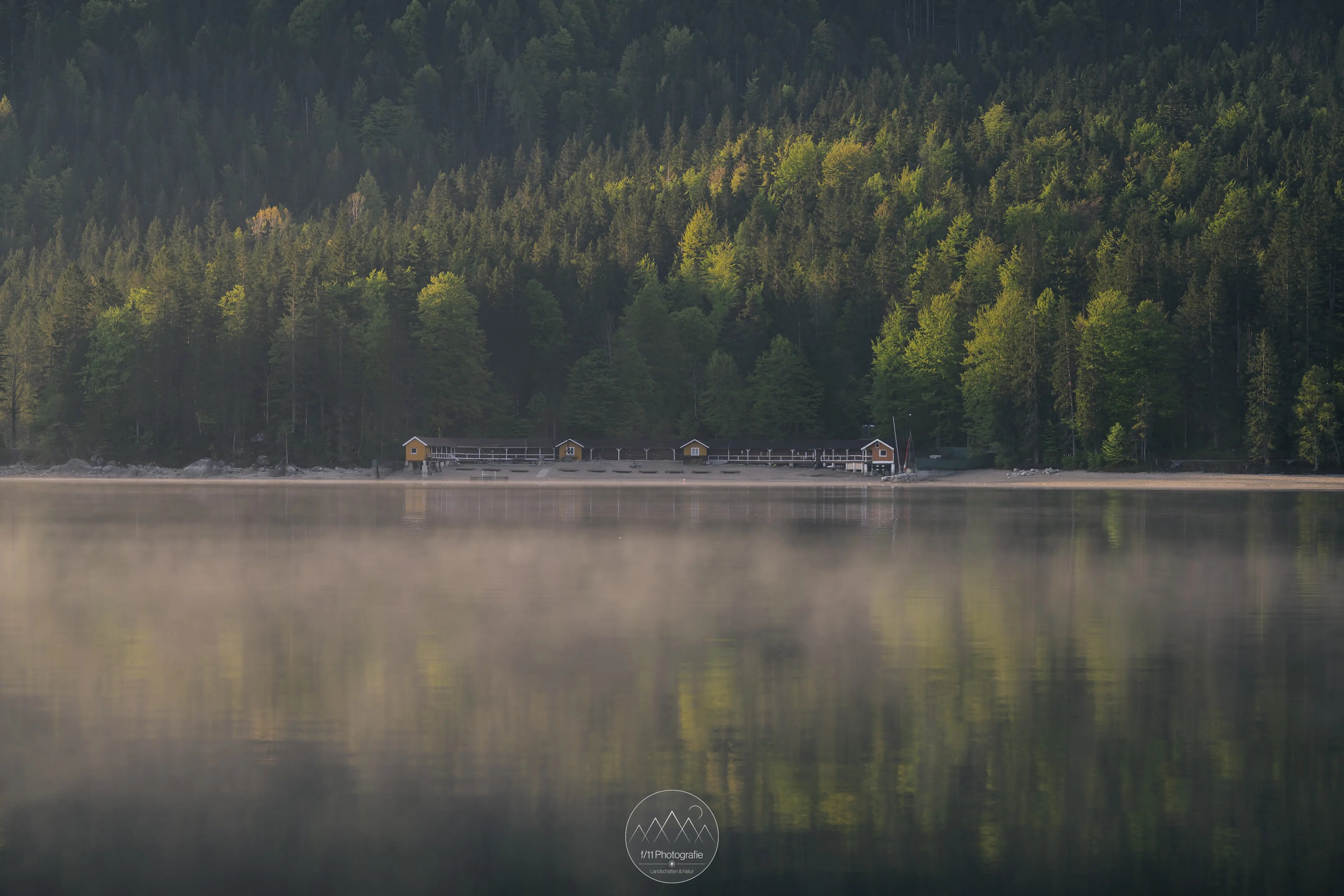 Brennweiten im Telebereich eignen sich gut zum Einfangen der Details am anderen Ufer des Eibsees.