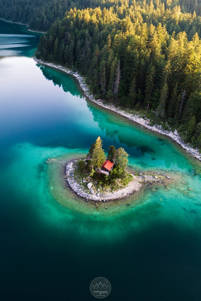Eine Drohnenaufnahme von der Hütte mit dem roten Dach. Mittlerweile ist das Fliegen einer Drohne am Eibsee nicht mehr möglich.