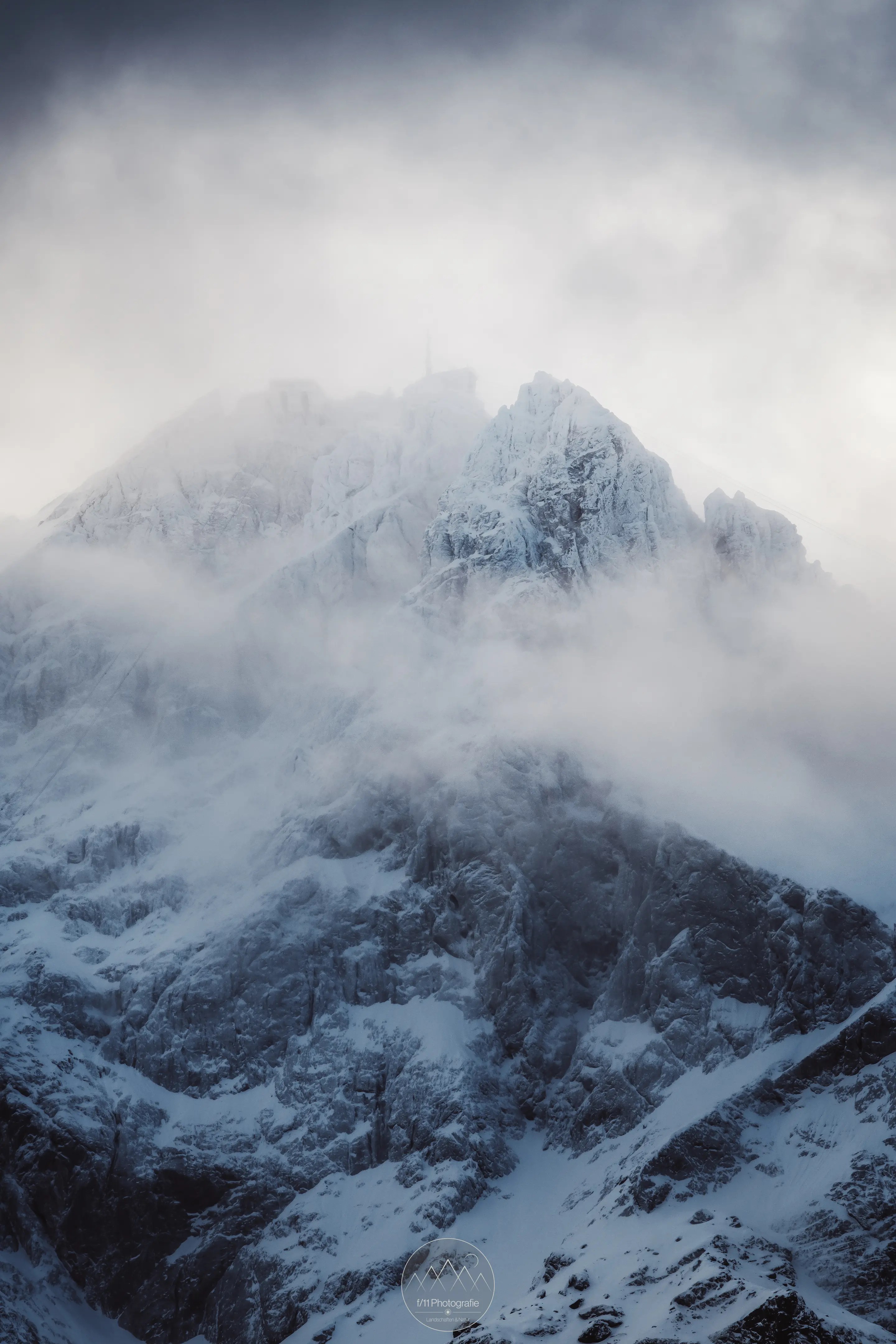 Im Laufe des Vormittags können sich aber spektakuläre Motive, wie dieses, der verschneiten und vereisten Zugspitze ergeben.