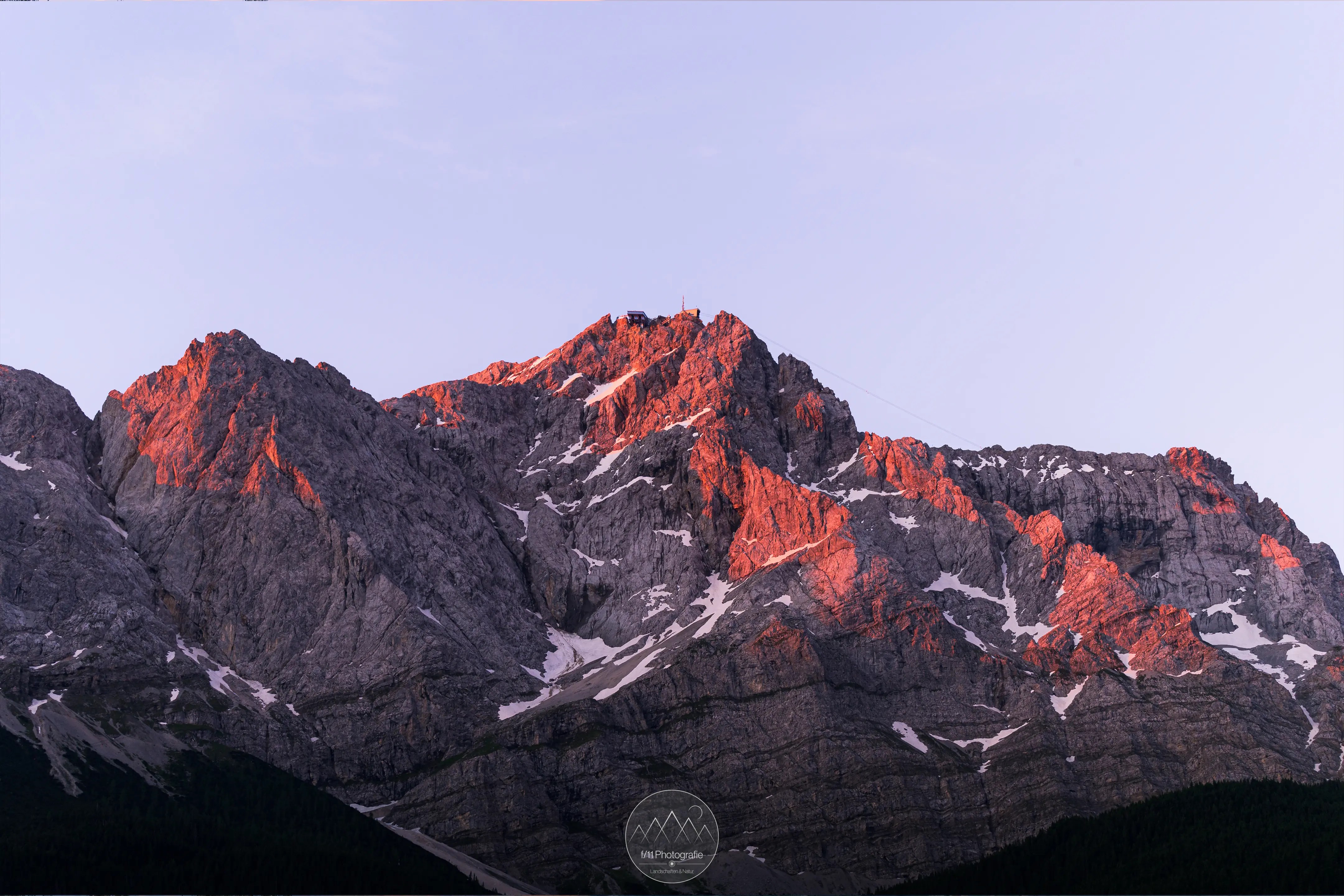 In den Sommermonaten erreicht das morgendliche Alpenglühen am Eibsee seinen Höhepunkt.