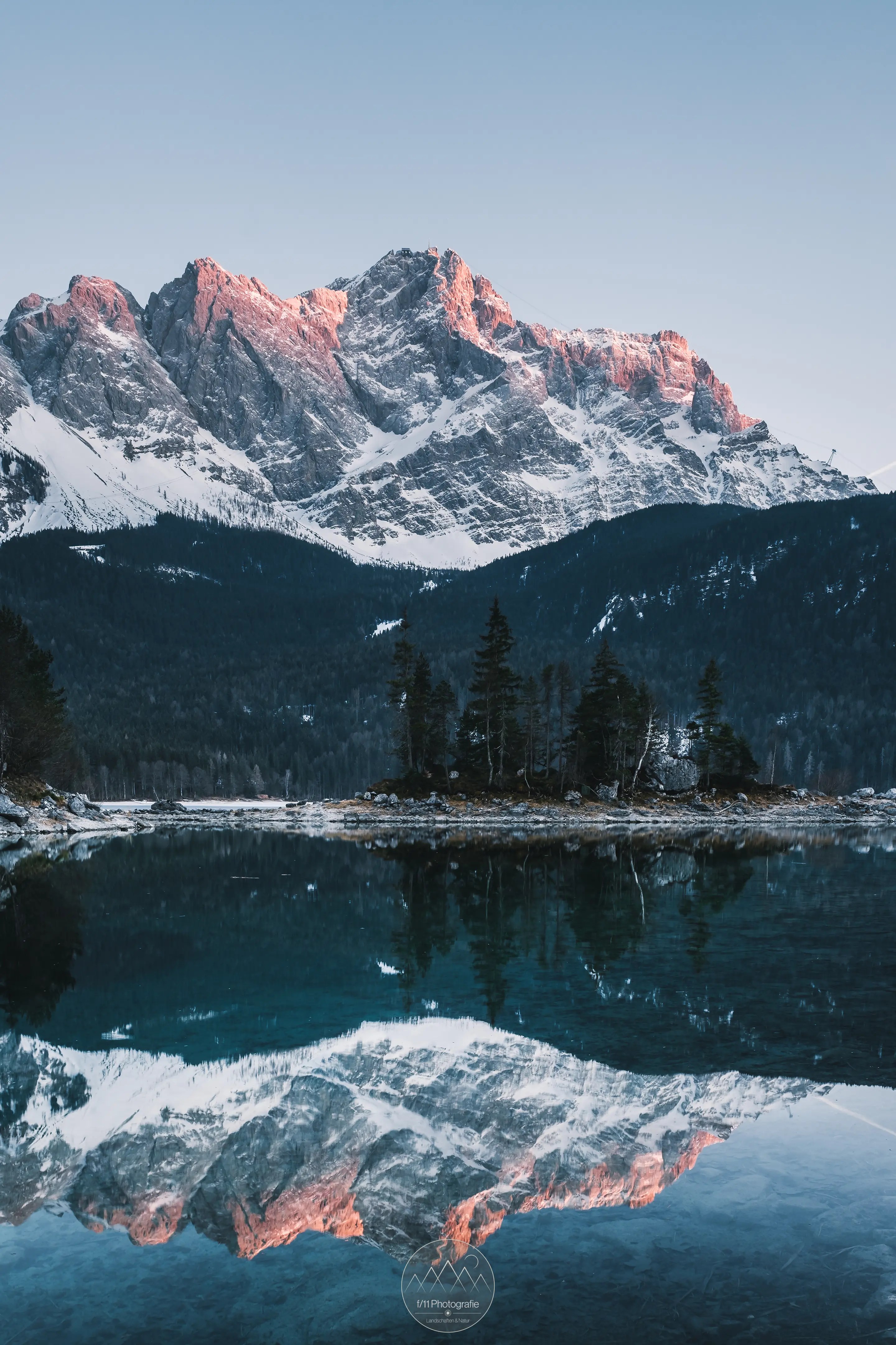 Im März und April ergibt sich abends bei passenden Bedingungen ein intensives Alpenglühen.