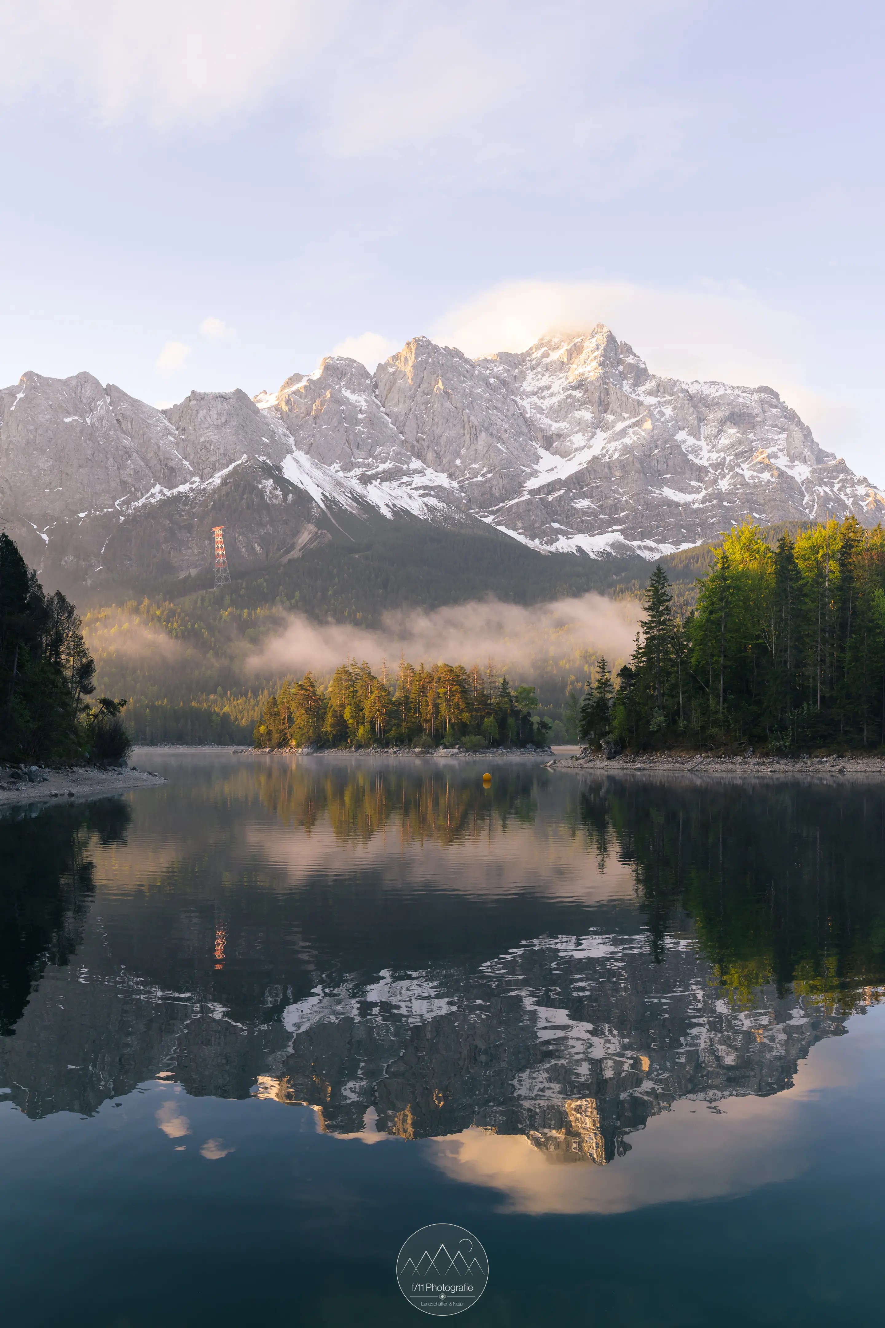 Die Zugspitze wird zur goldenen Stunde in schönes Licht getaucht und morgens lassen sich perfekte Spiegelungen einfangen.