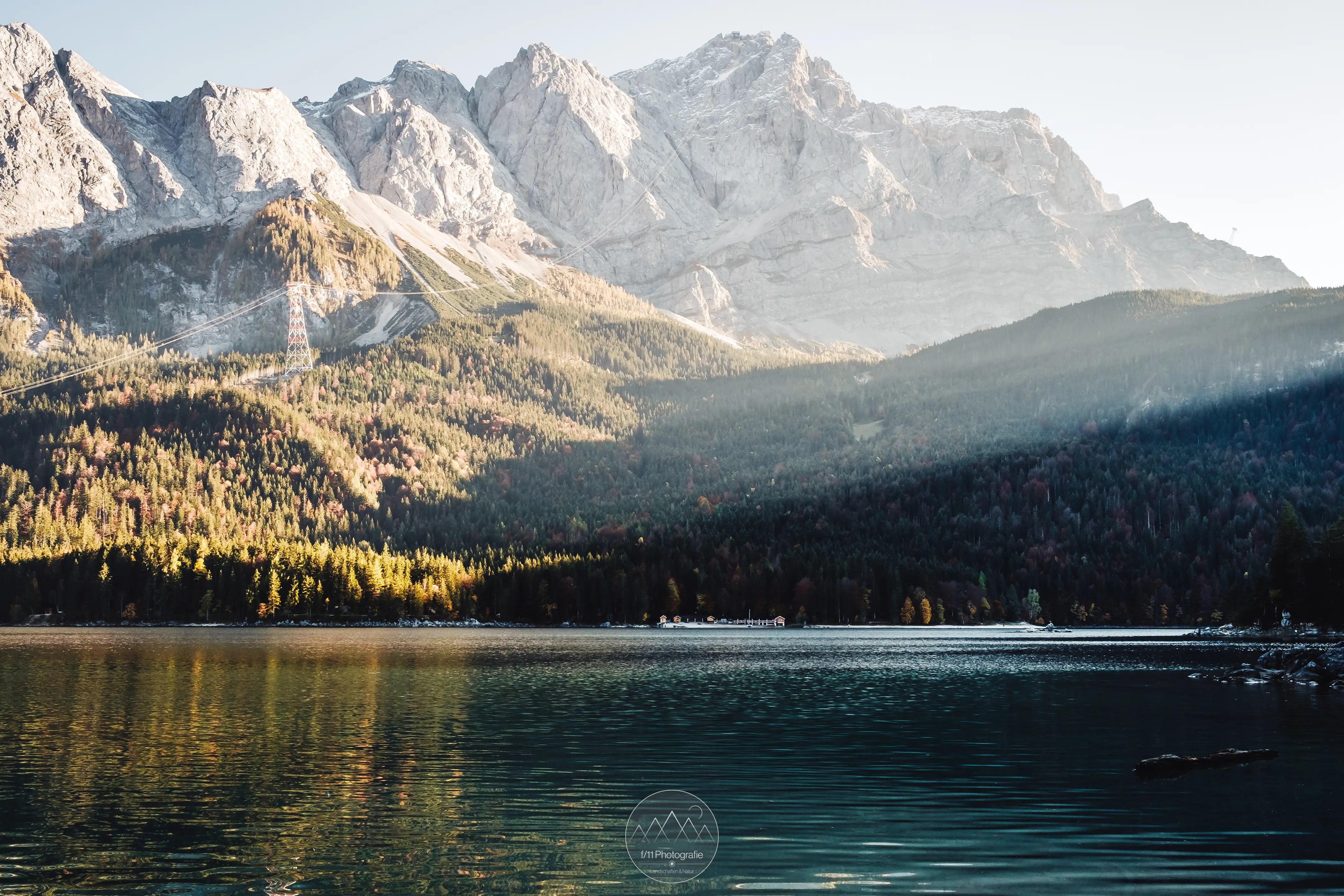 Im Herbst locken die Herbstfarben der Wälder um den Eibsee als Motive. Nachmittags ergibt sich oftmals schönes Streiflicht.